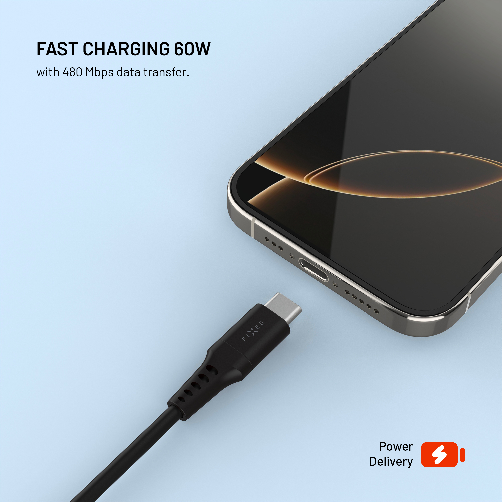Ein schwarzes USB-C-Kabel nähert sich dem Anschluss eines Smartphones vor blauem Hintergrund.