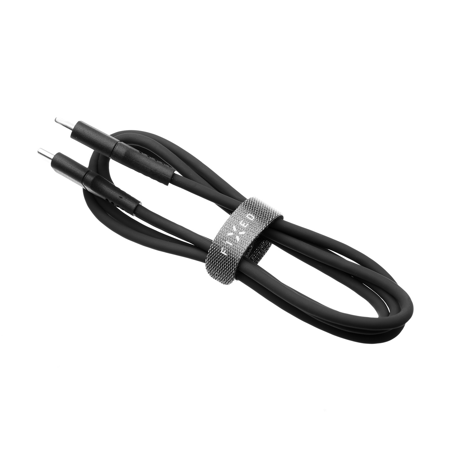 Ein gerolltes schwarzes USB-C-Kabel auf weißem Hintergrund, zusammengehalten mit einem grauen Klettband.
