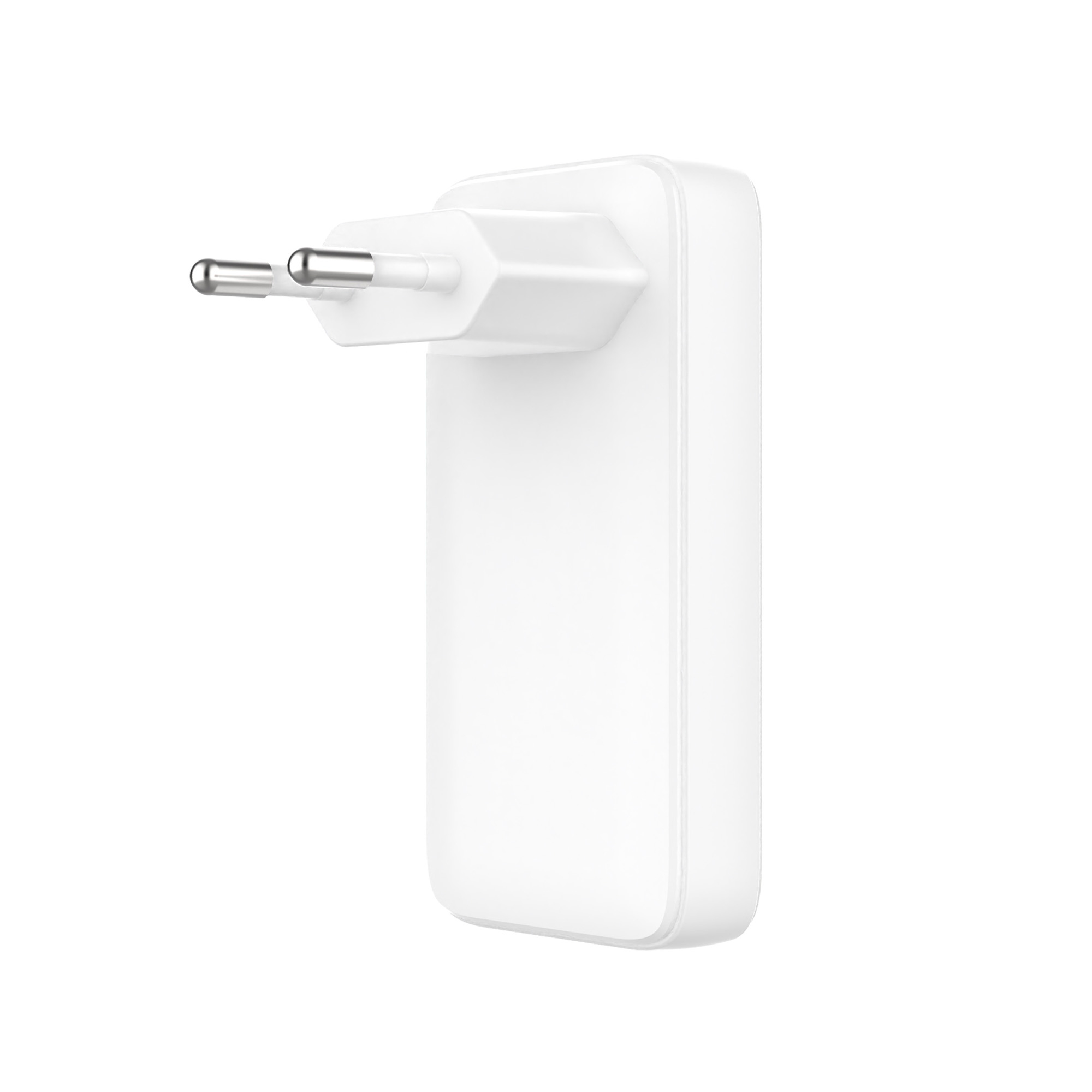 Ein weißes USB-Ladegerät mit einem europäischen Stecker vor weißem Hintergrund.