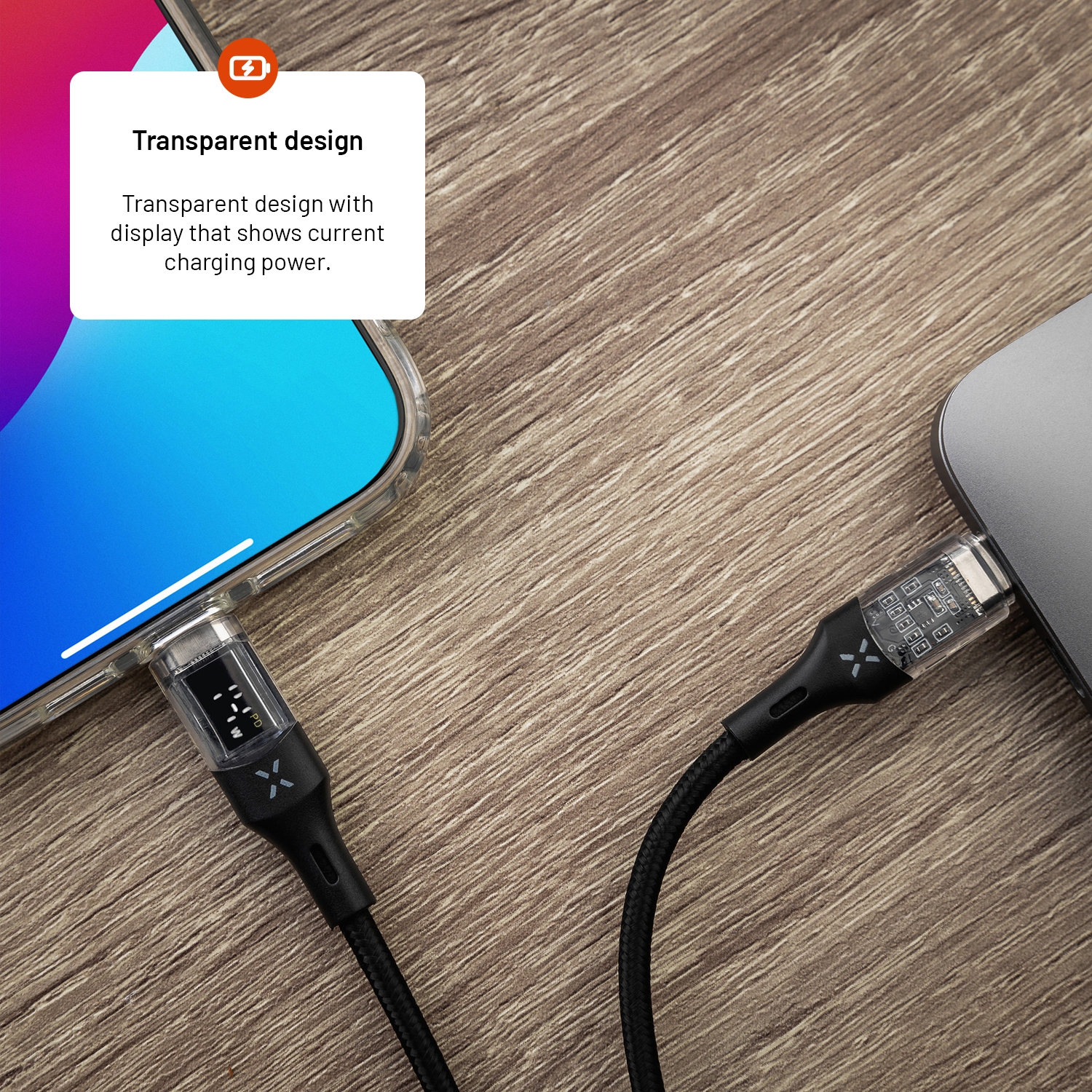 Transparentes Ladekabel mit Display, das die Ladeleistung auf einem Holzgrund anzeigt.