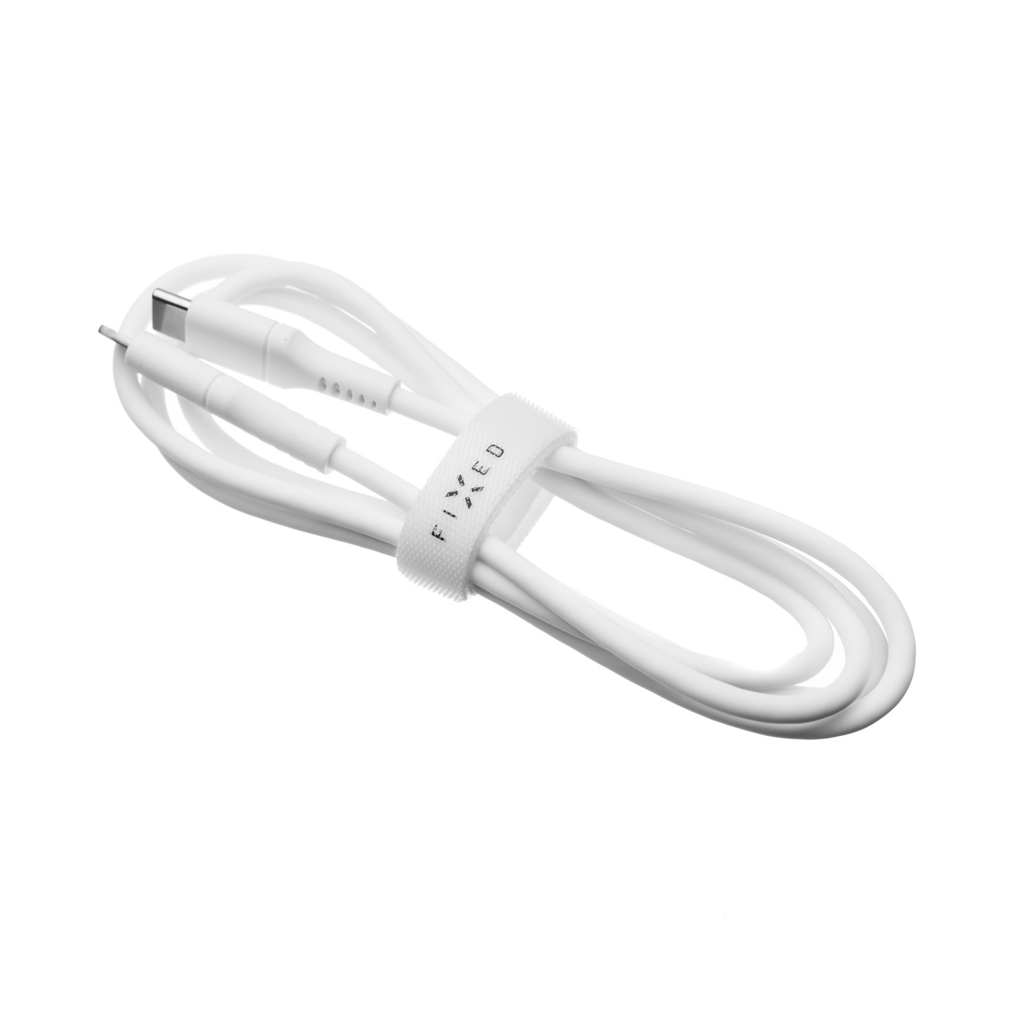Ein zusammengerolltes weißes USB-C-Kabel, gehalten von einem Markenriemen auf weißem Hintergrund.