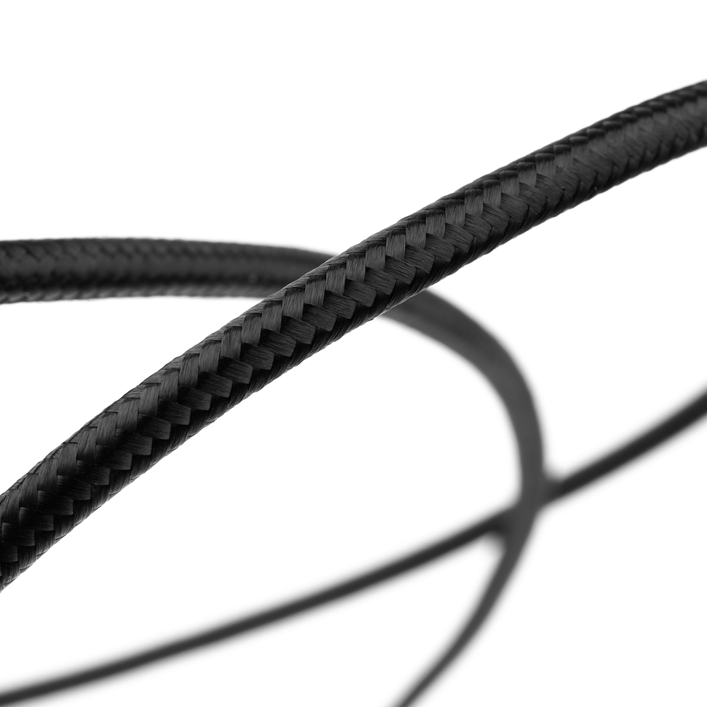 Ein schwarzes geflochtenes Kabel biegt sich gegen einen weißen Hintergrund.