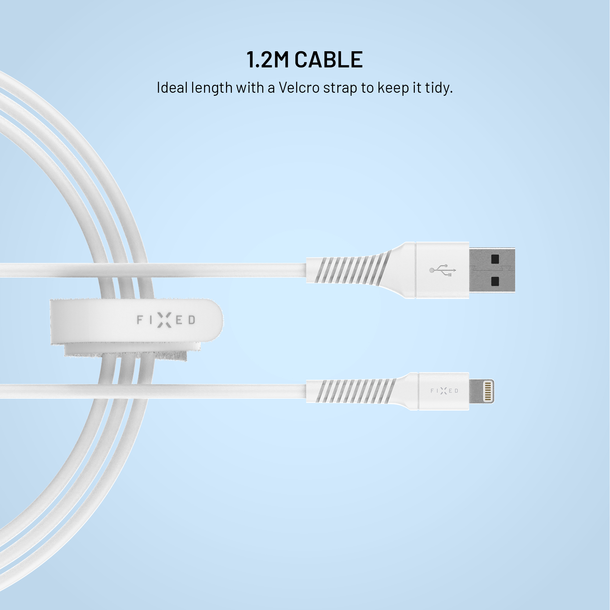 Ein weißes 1,2 m Ladekabel mit USB- und Lightning-Anschlüssen, gehalten von einem Klettverschluss vor blauem Hintergrund.
