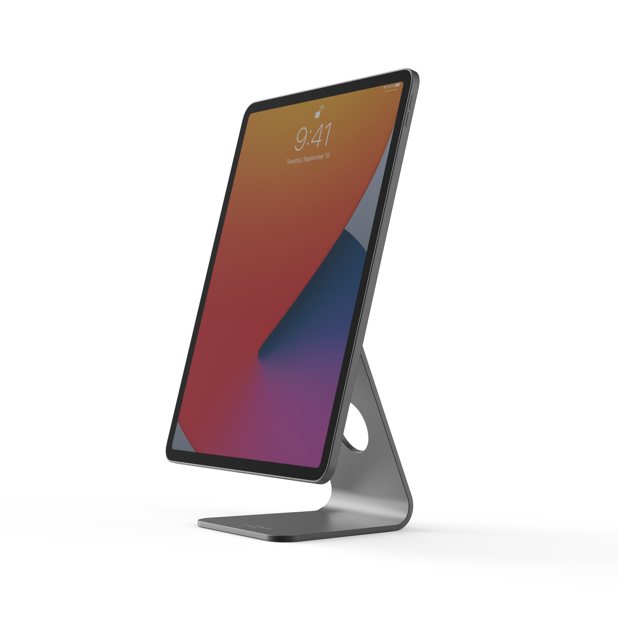 Ein Tablet in einem grauen Metallständer vor weißem Hintergrund.