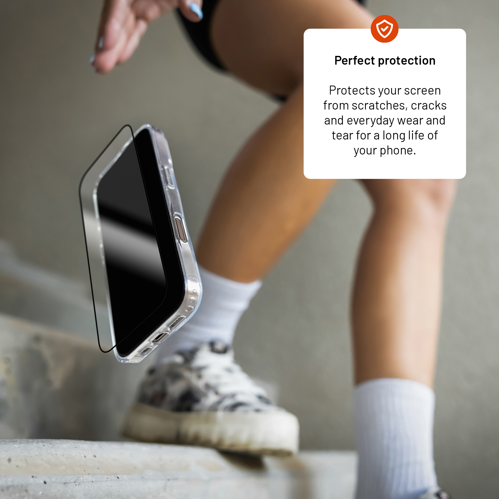Ein fallendes Smartphone mit Schutzfolie und Textfeld "Perfect protection" auf treppenähnlichem Hintergrund.