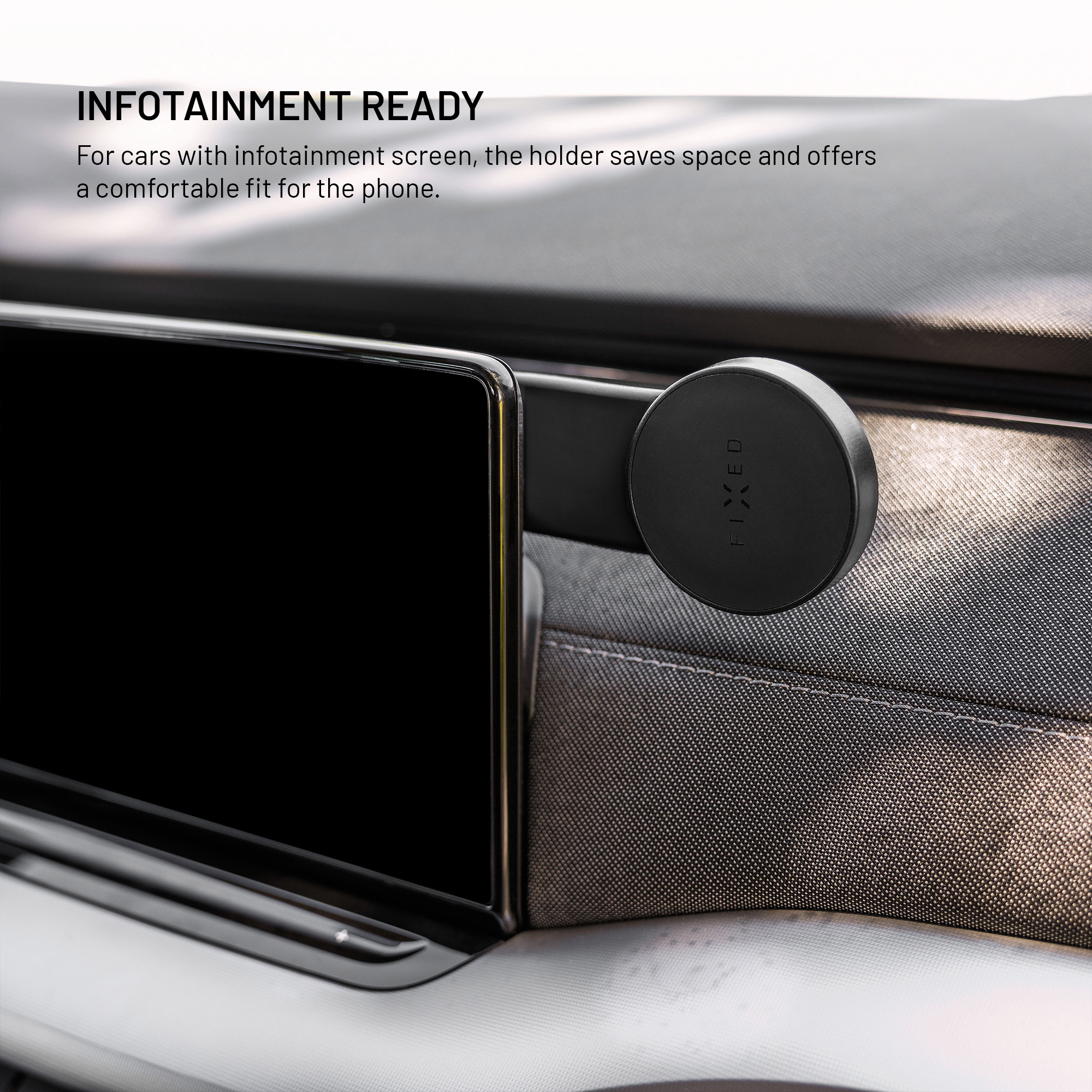 Ein schwarzer magnetischer Handyhalter ist neben dem Auto-Infotainment-Bildschirm befestigt.