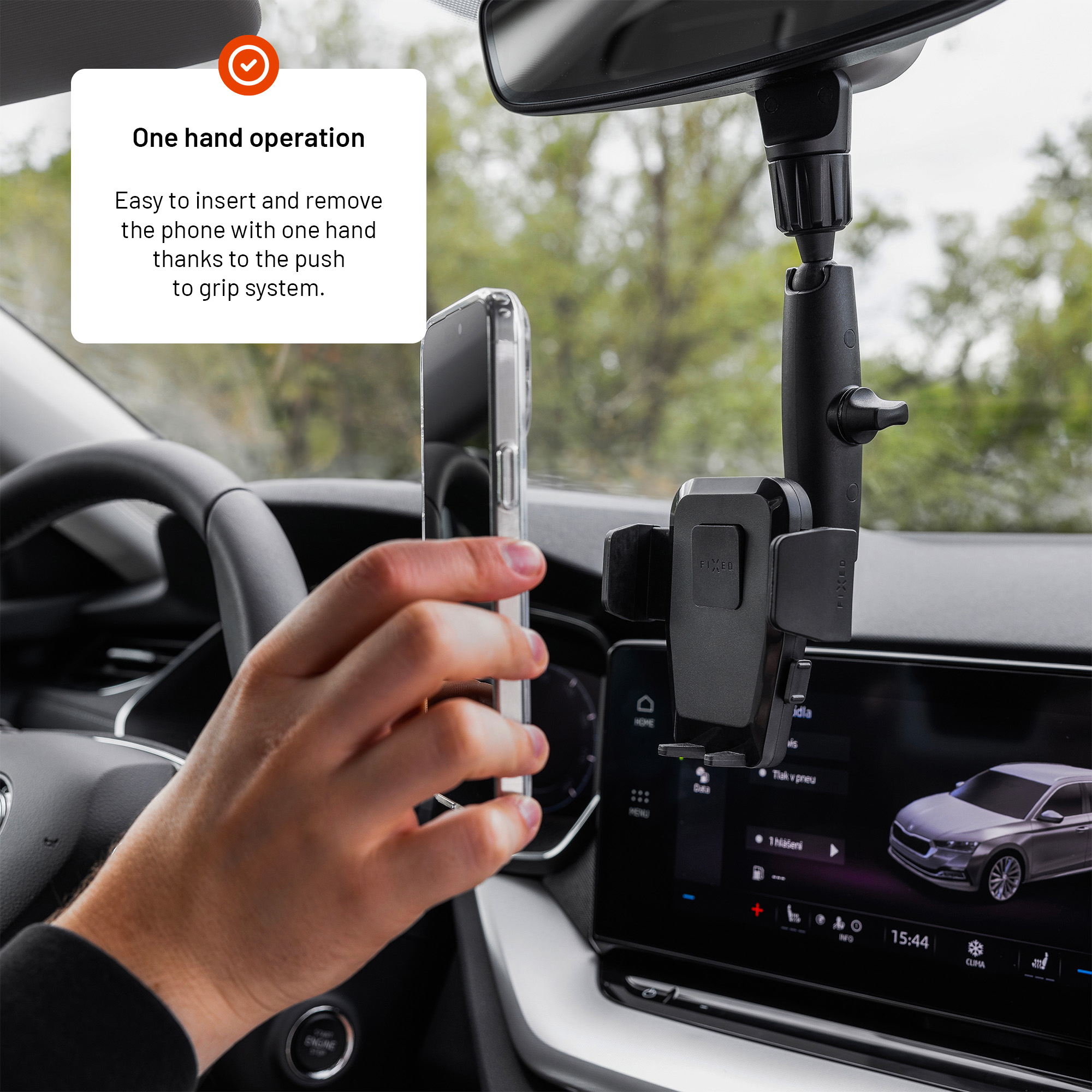 Hand hält Smartphone vor eine schwarze Autohalterung mit Push-Grip-System.