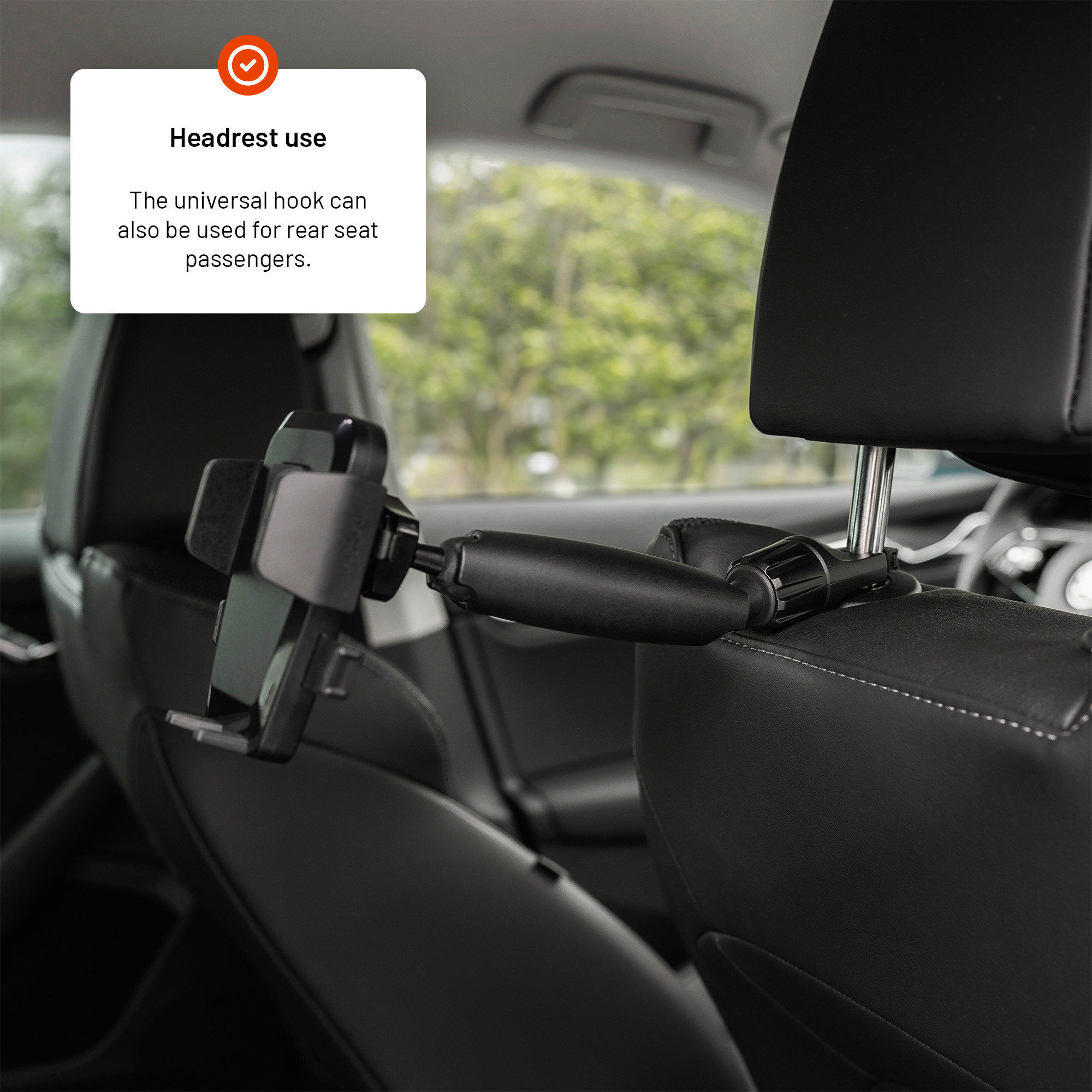 Ein Smartphone-Halter ist an der Kopfstütze eines Autositzes befestigt, mit einem Textfeld darüber.