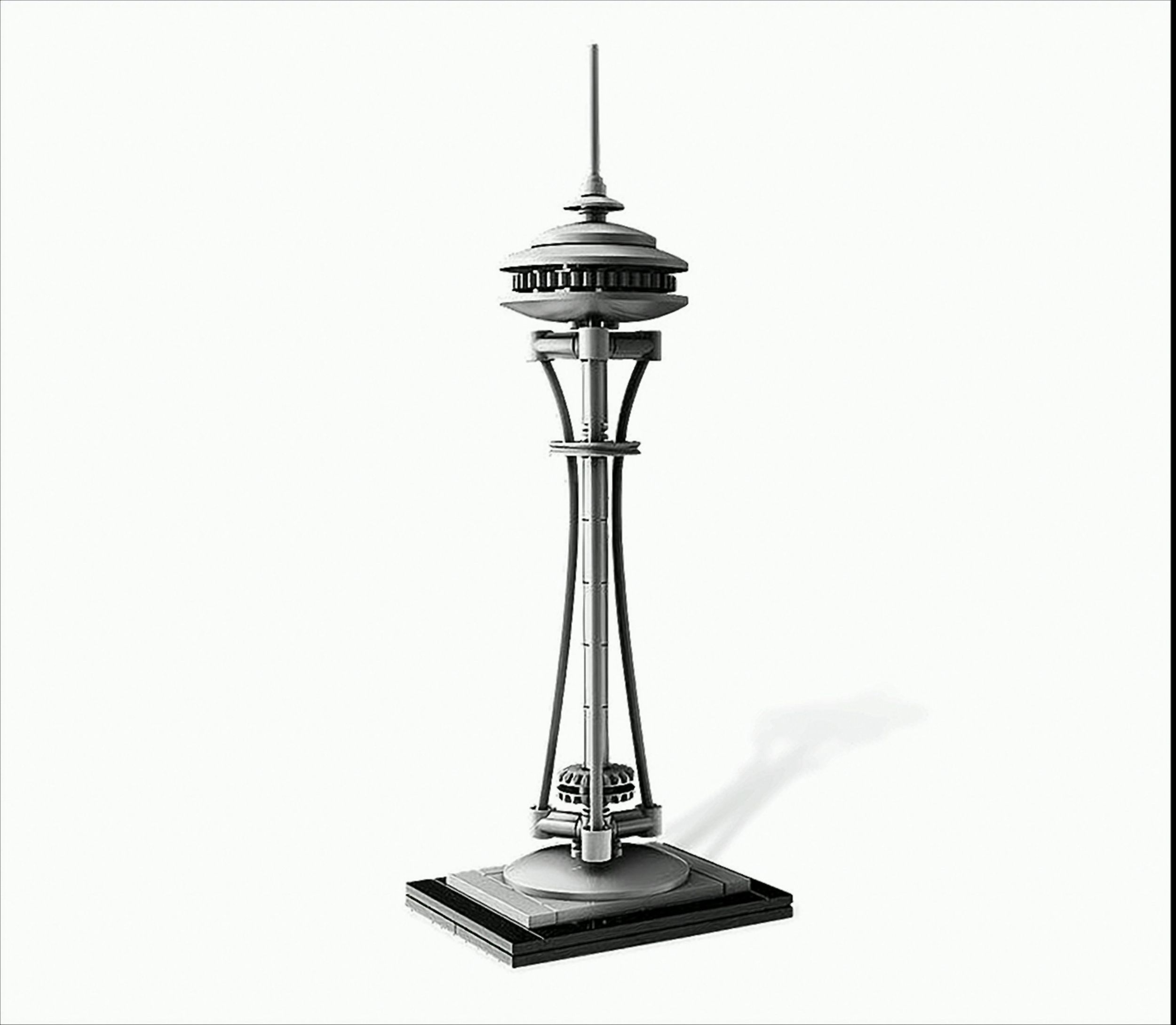 Un dettagliato modello Lego dello Space Needle di Seattle su base nera contro uno sfondo bianco.