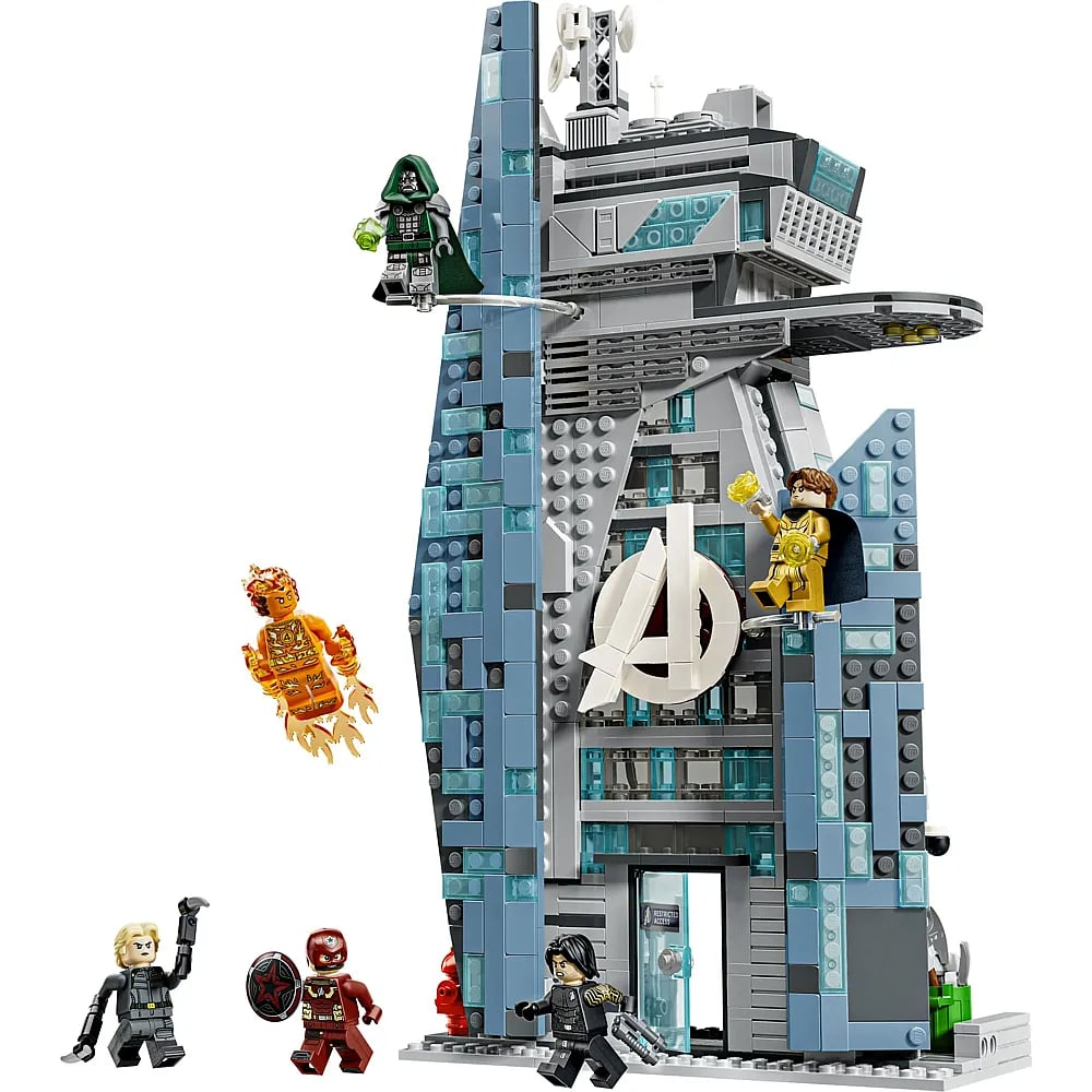 Torre de Lego de los Vengadores con un gran logotipo y cinco minifiguras, incluidos personajes voladores y héroes.