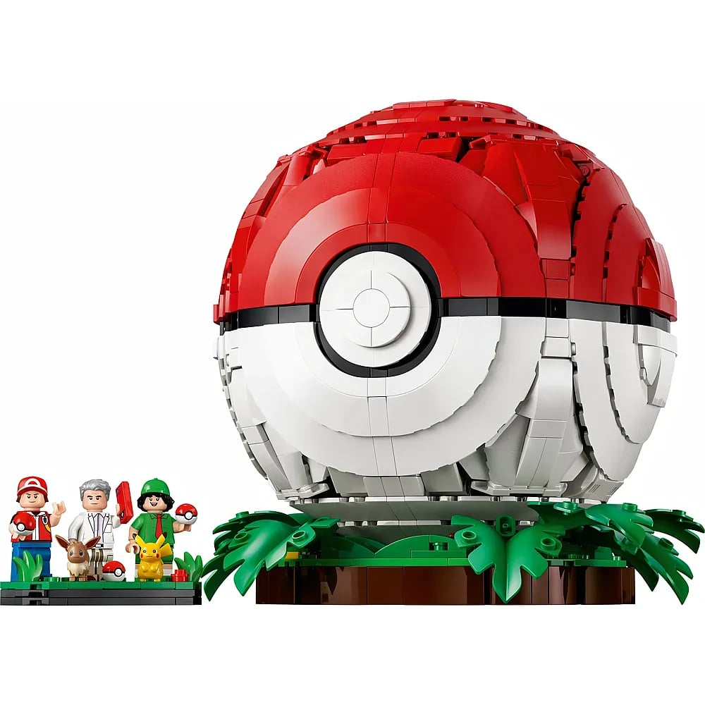 Modelo de Lego de una Pokéball roja y blanca con minifiguras sobre una base verde.