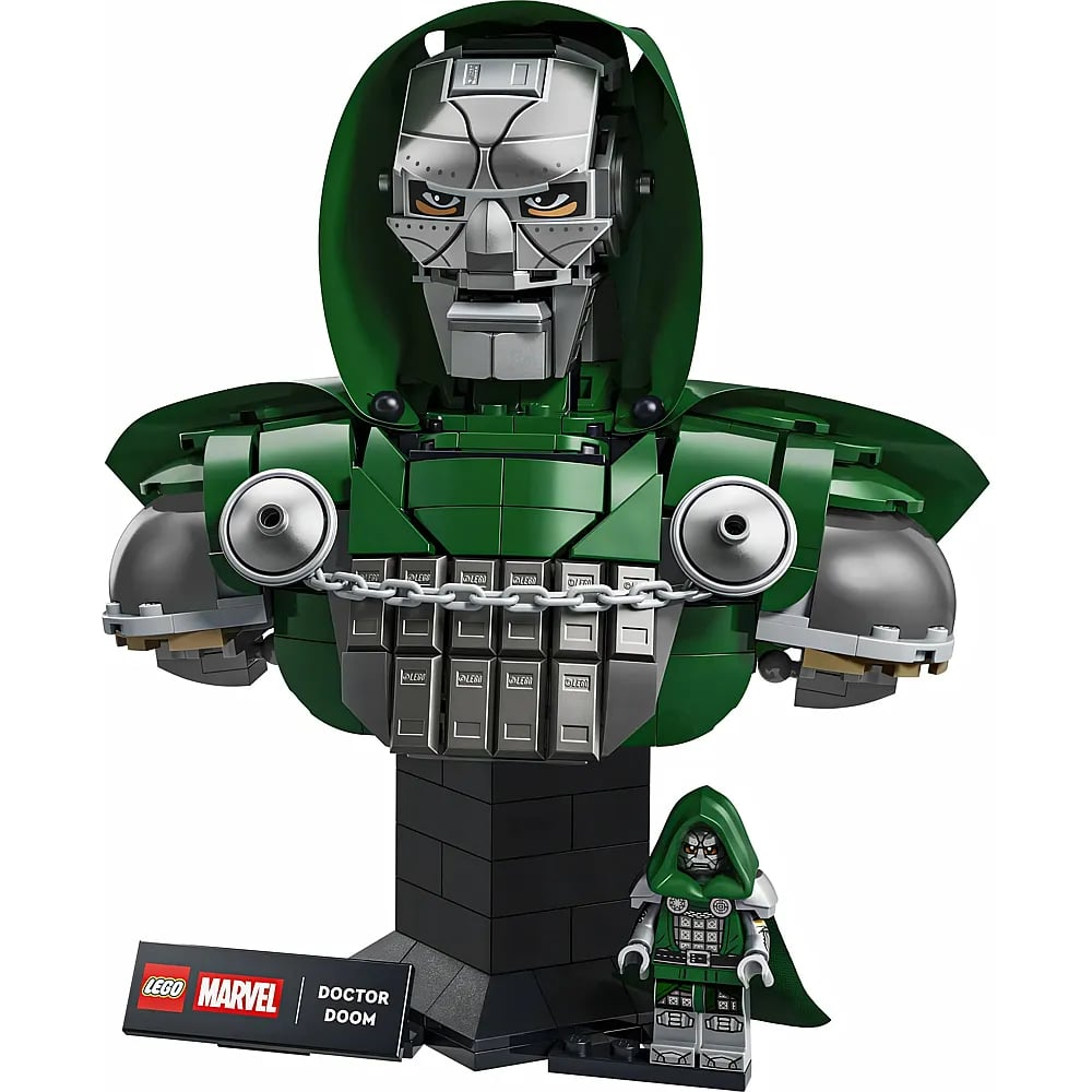 Yeşil pelerinli Lego Marvel Doctor Doom büstü ve yanında bir stand üzerinde küçük bir minifigür.