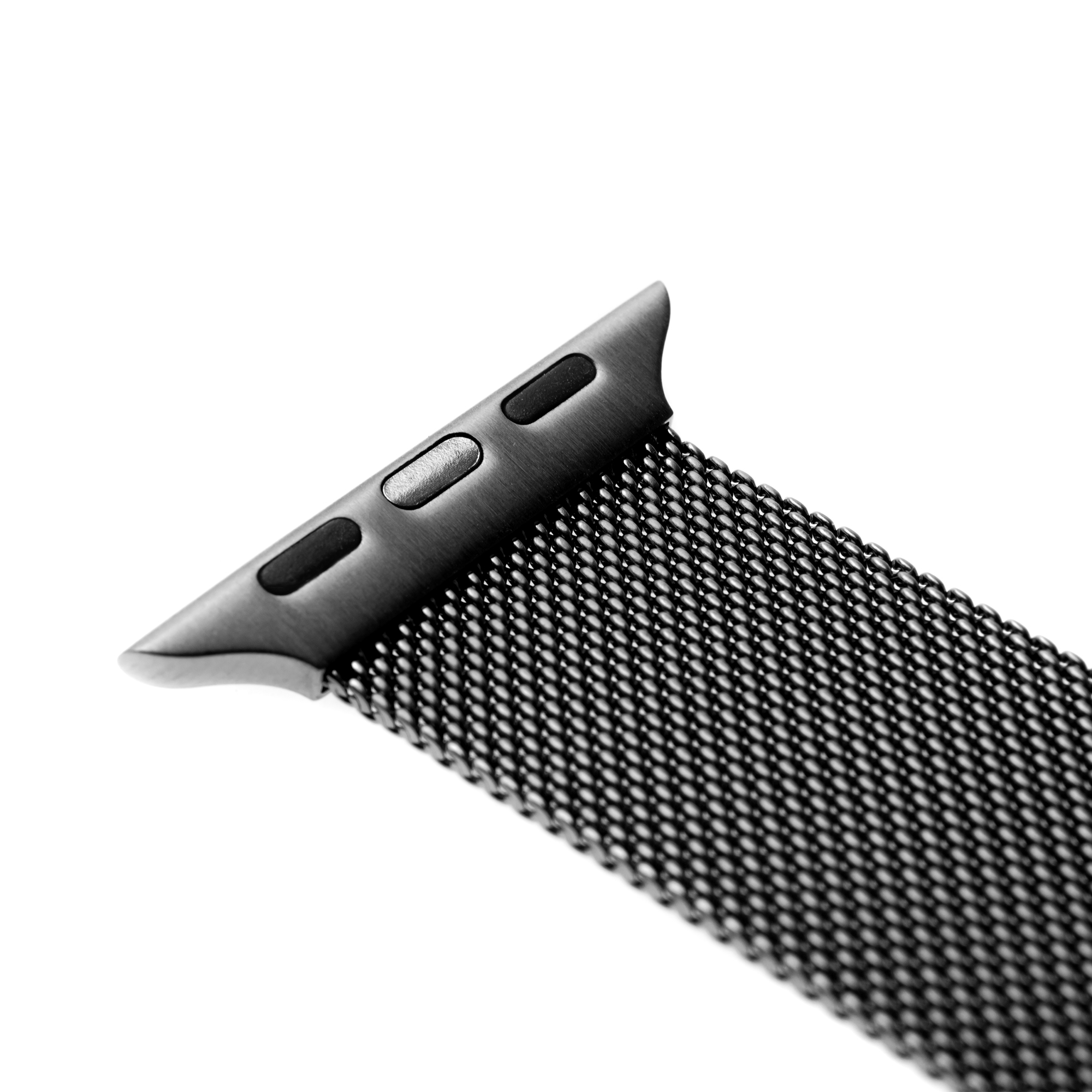 Nahaufnahme eines schwarzen Metall-Mesh-Uhrenarmbandanschlusses vor weißem Hintergrund.