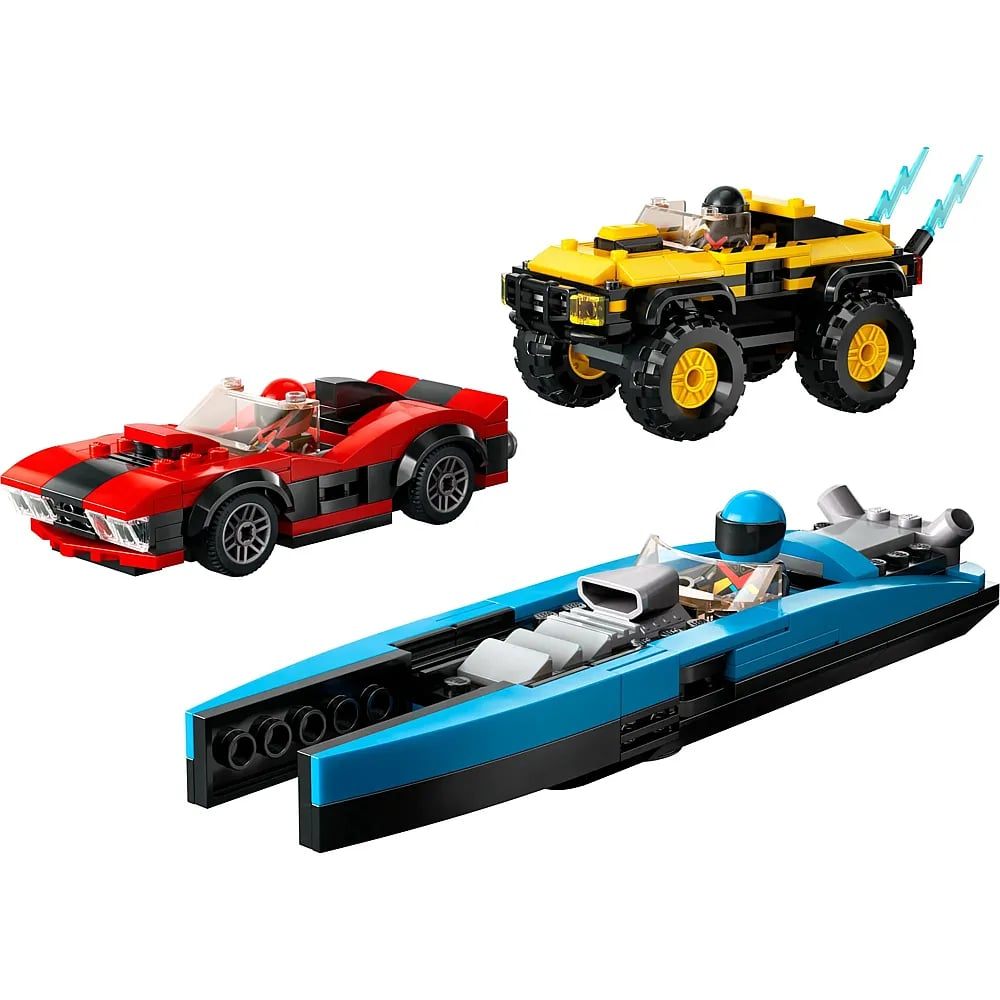Tre veicoli Lego: un'auto rossa, un fuoristrada giallo e una barca blu su sfondo bianco.