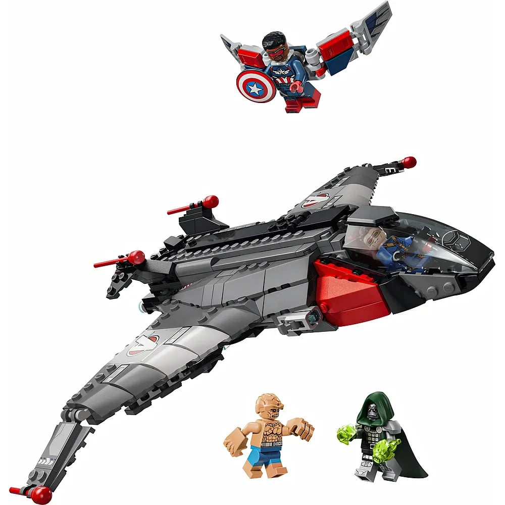 Set de Lego con un avión negro, el Capitán América volando, The Thing y Dr. Doom.