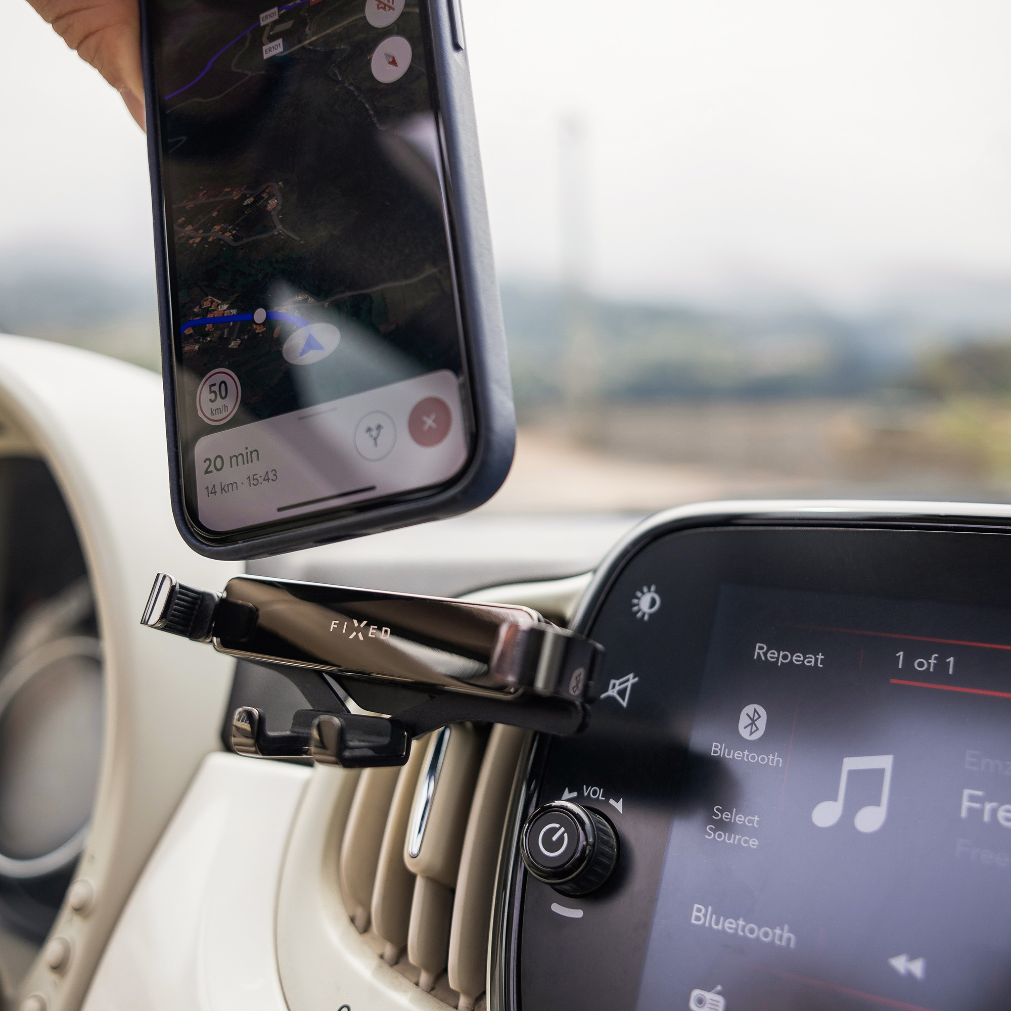 Handy mit Navi wird über einer Autohalterung und dem Armaturenbrett gehalten.