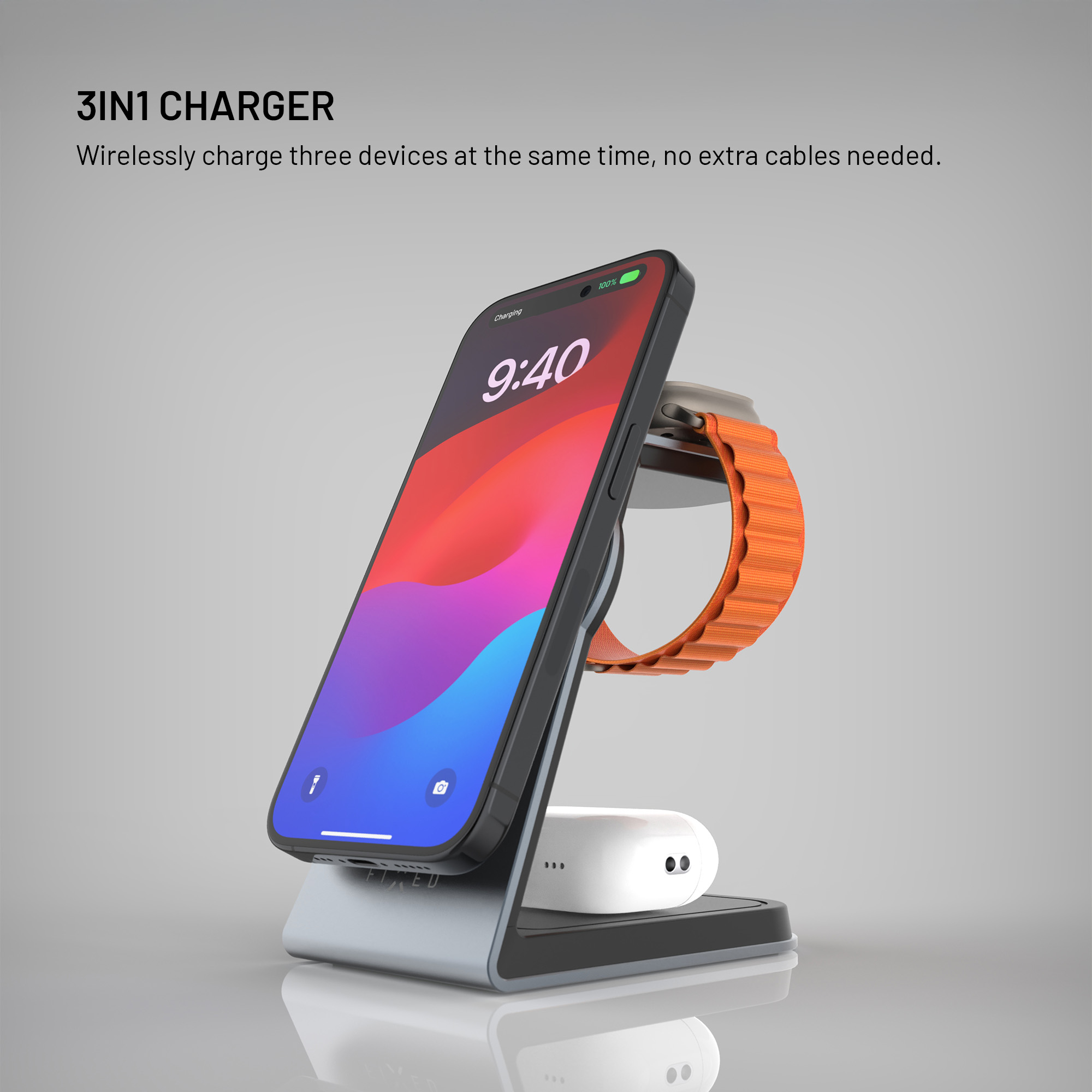 Ein 3-in-1-Wireless-Charger-Ständer hält ein Smartphone, eine Smartwatch und kabellose Ohrhörer vor grauem Hintergrund.