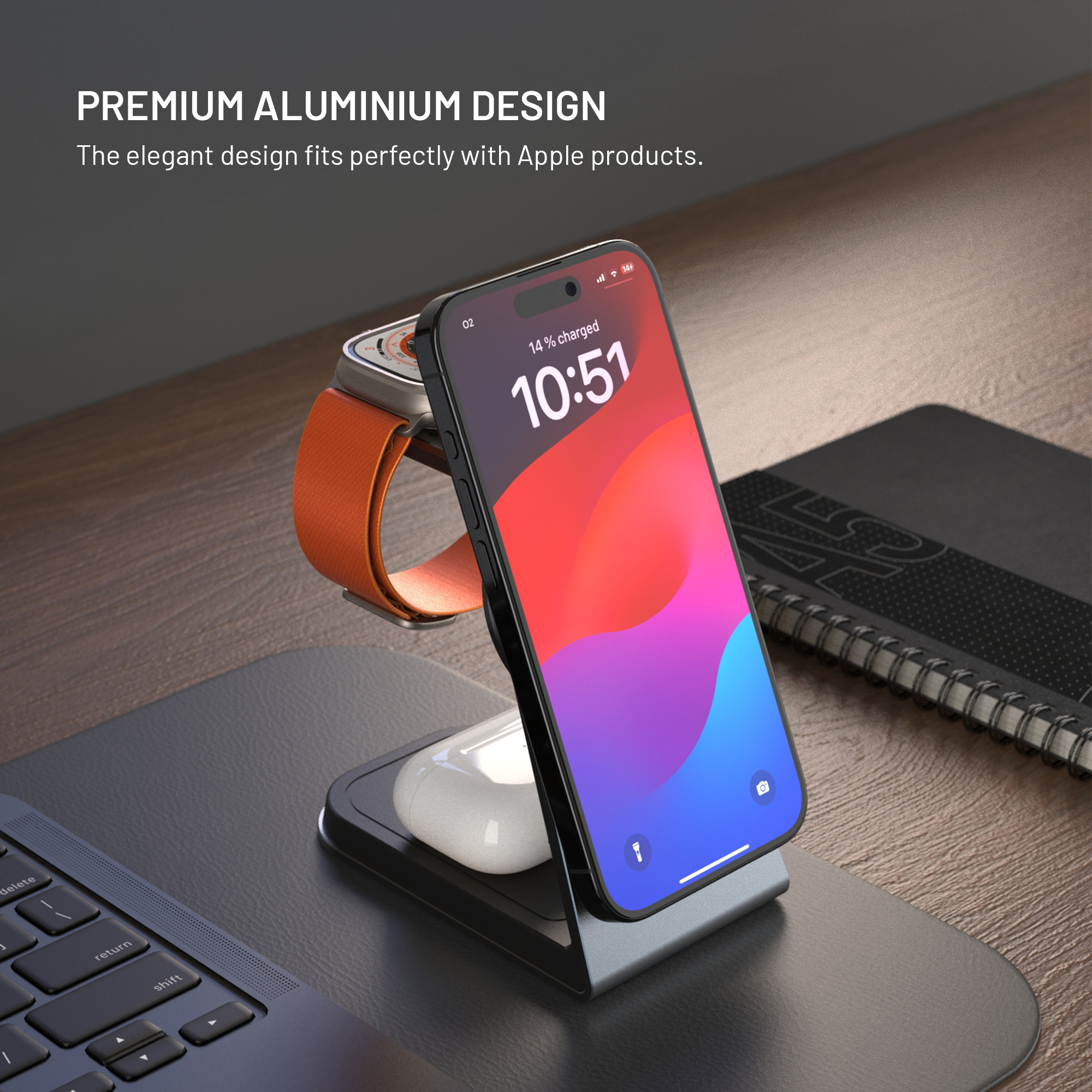 Aluminium-Ladestation für Smartphone, Smartwatch und Ohrhörer auf einem Holztisch.