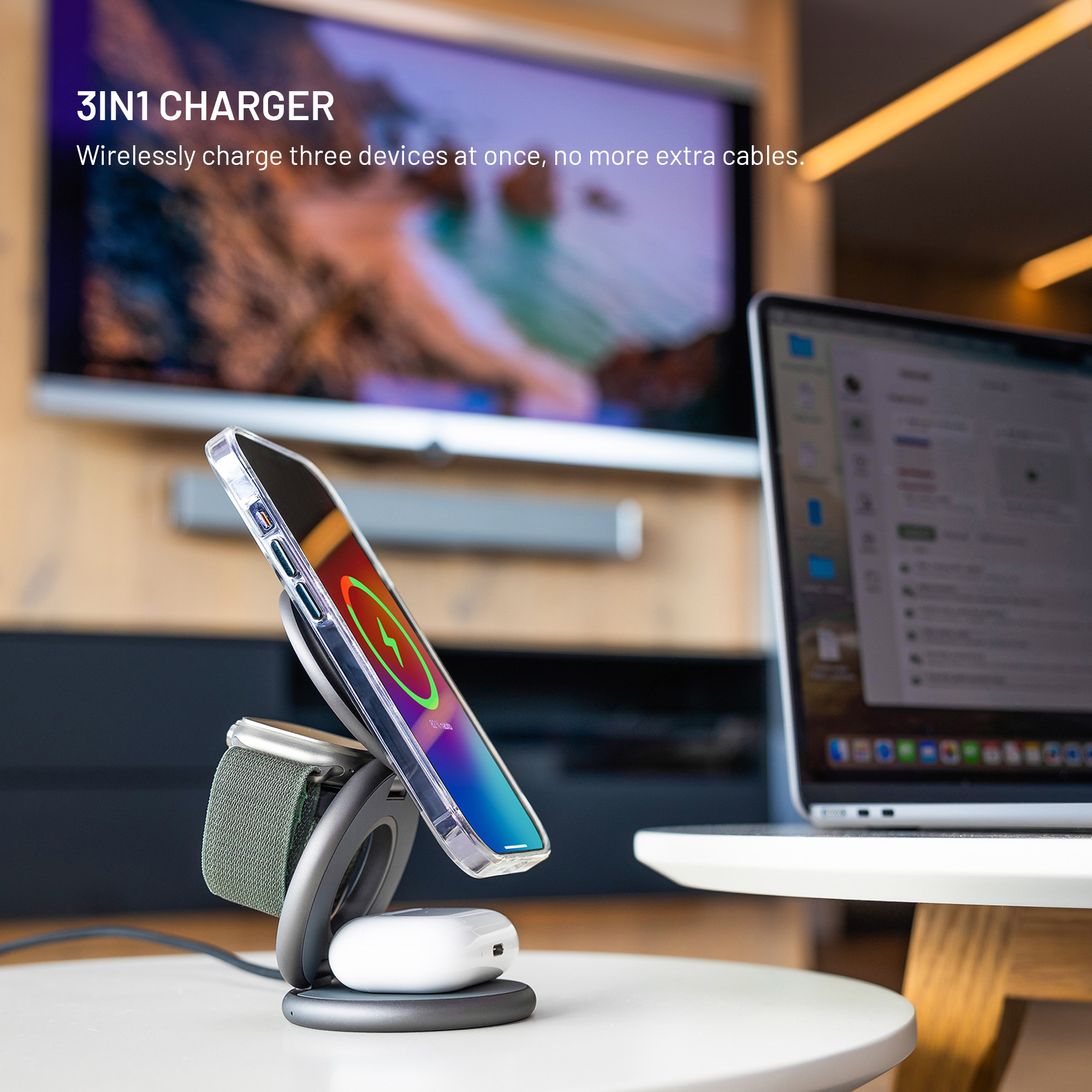 Ein kabelloses 3-in-1-Ladegerät auf einem Tisch lädt ein Smartphone, eine Smartwatch und Kopfhörer.