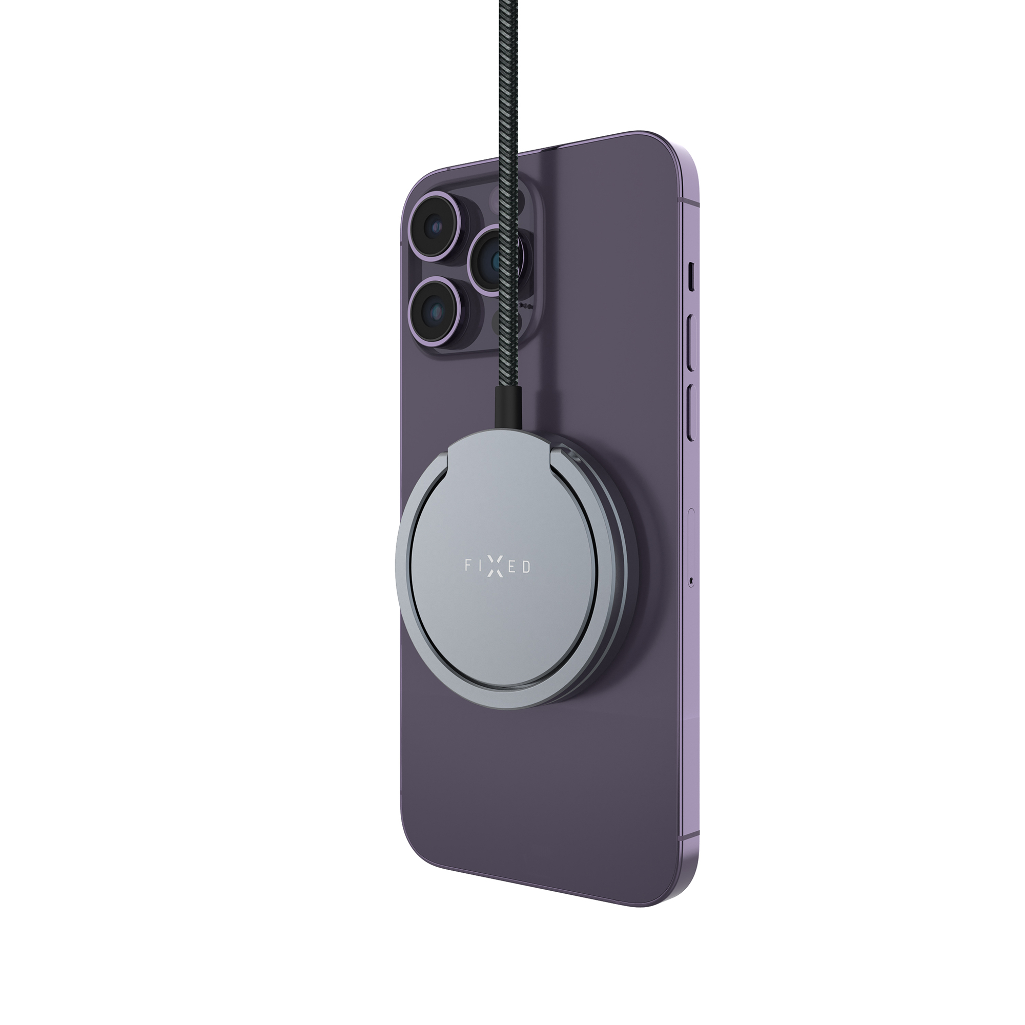 Ein lilafarbenes Smartphone mit einer runden, grauen MagSafe-Ladefläche auf der Rückseite und angeschlossenem Kabel.