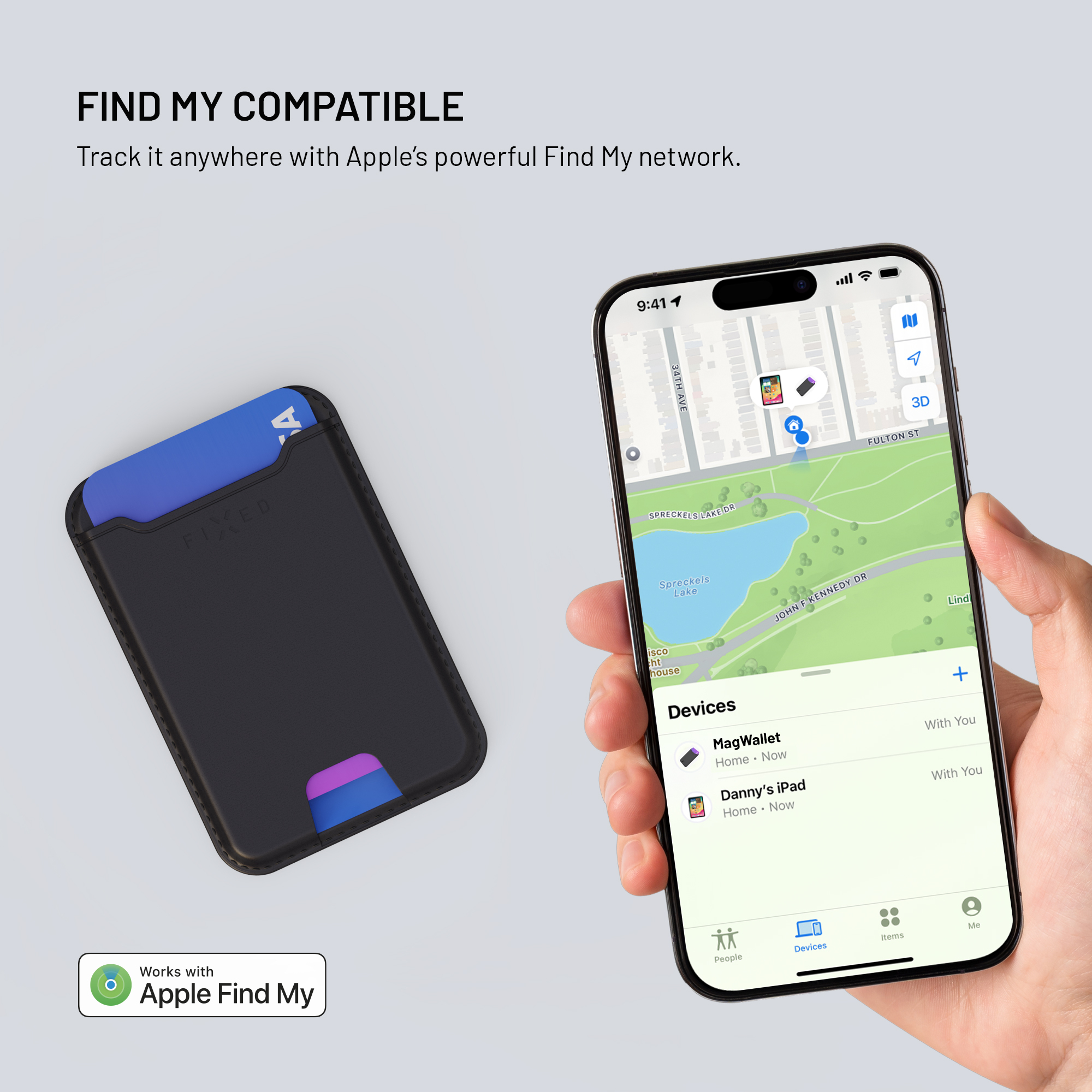 Ein schwarzes MagWallet neben einer Hand mit einem Smartphone, das Apple Find My anzeigt.