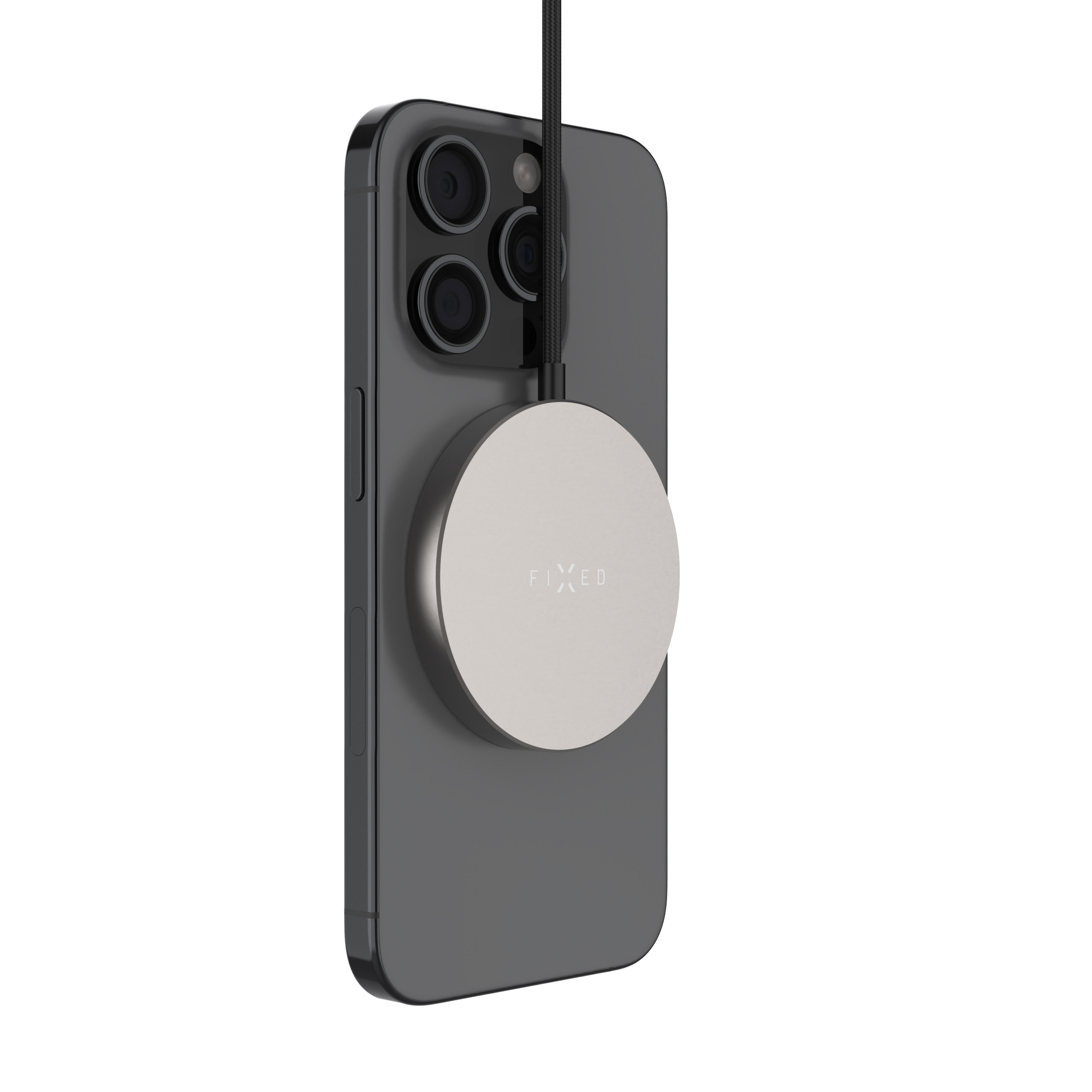 Ein graues Smartphone hängt an einem runden magnetischen Ladekabel vor weißem Hintergrund.