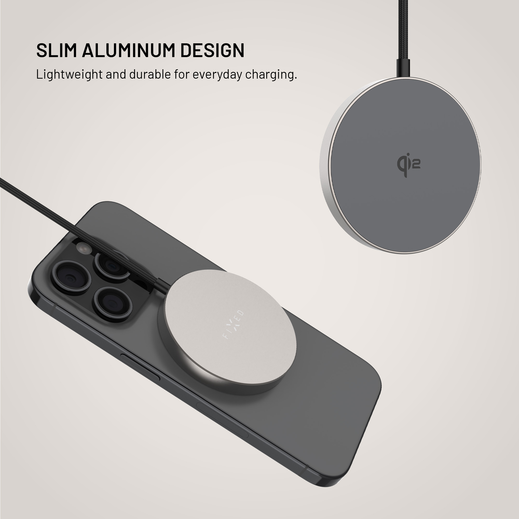 Ein schlankes, graues Smartphone mit einer runden magnetischen Ladefläche auf der Rückseite auf hellem Hintergrund.