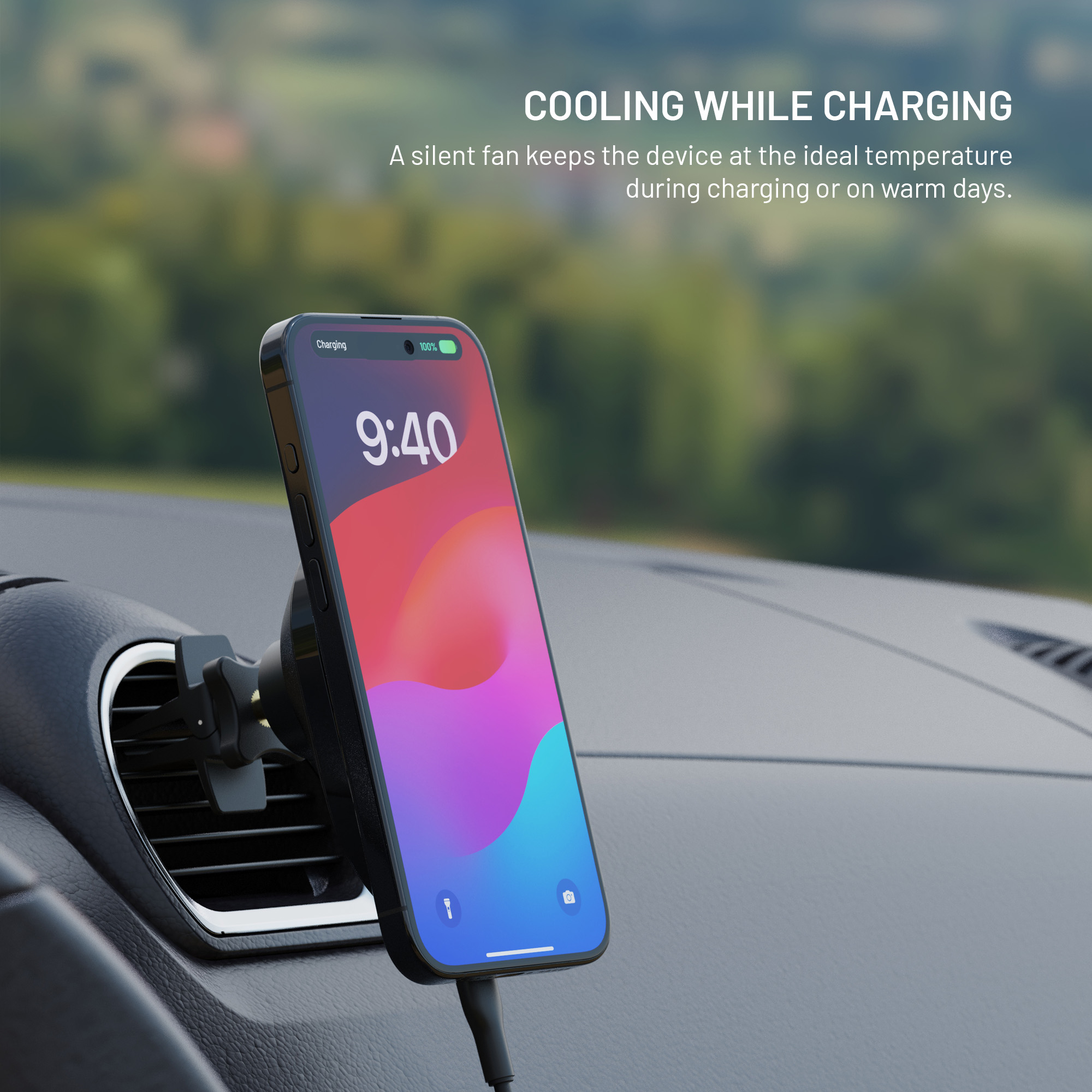 Smartphone in einer Autohalterung am Lüftungsschlitz mit Text oben: COOLING WHILE CHARGING.