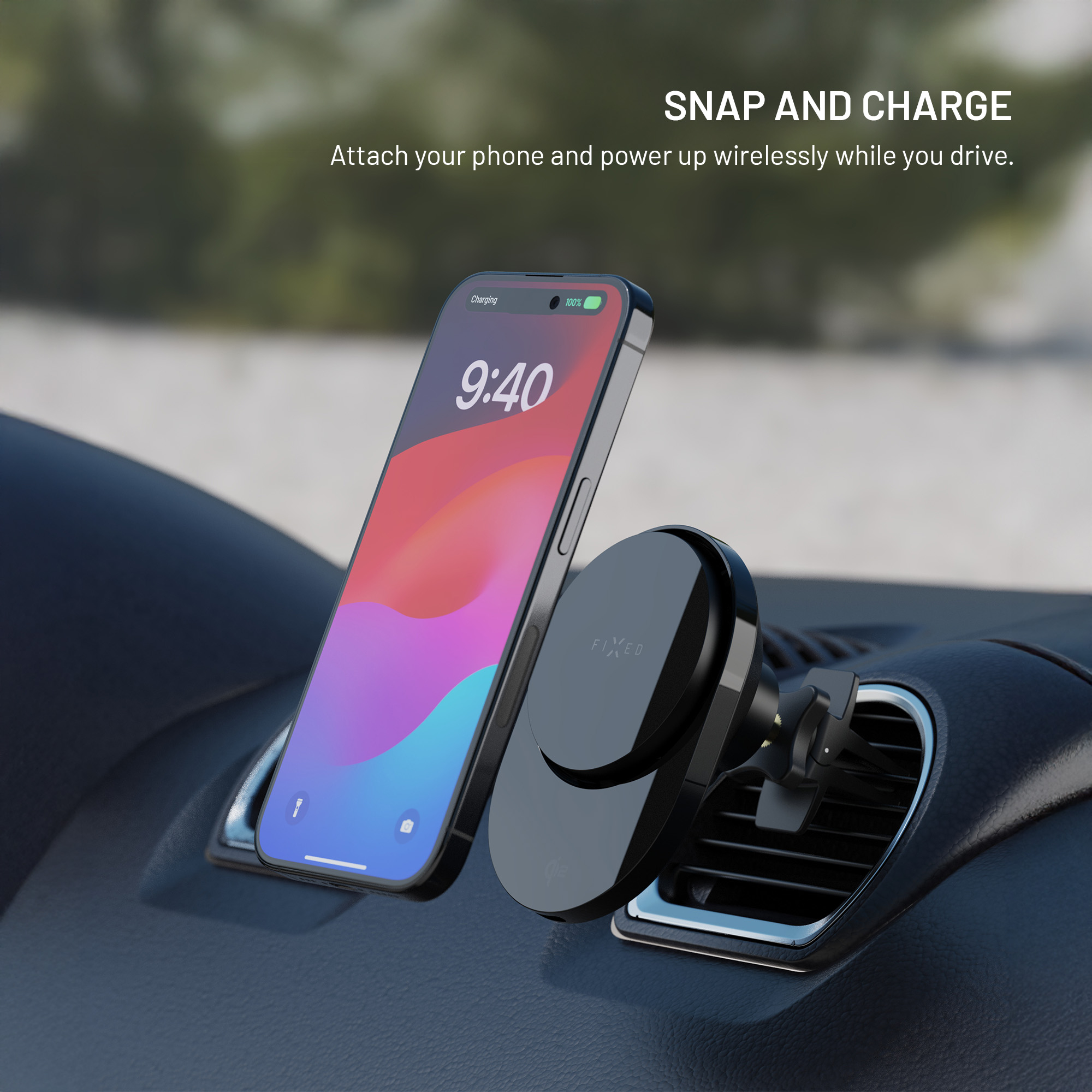 Ein Smartphone an einer KFZ-Lüftungshalterung mit kabelloser Ladefunktion.