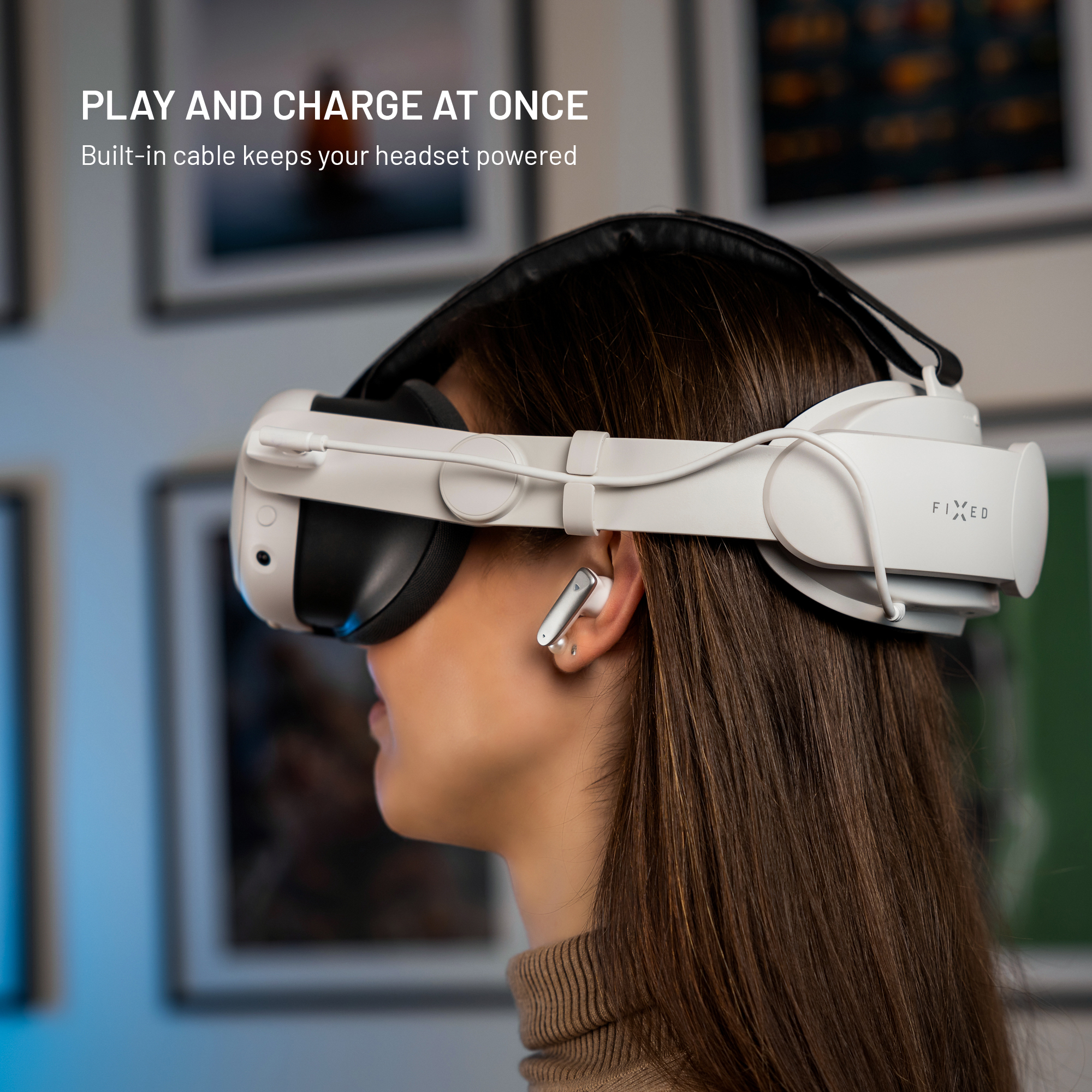 Eine Frau mit braunen Haaren trägt ein weißes VR-Headset und Ohrstöpsel vor einem unscharfen Hintergrund.