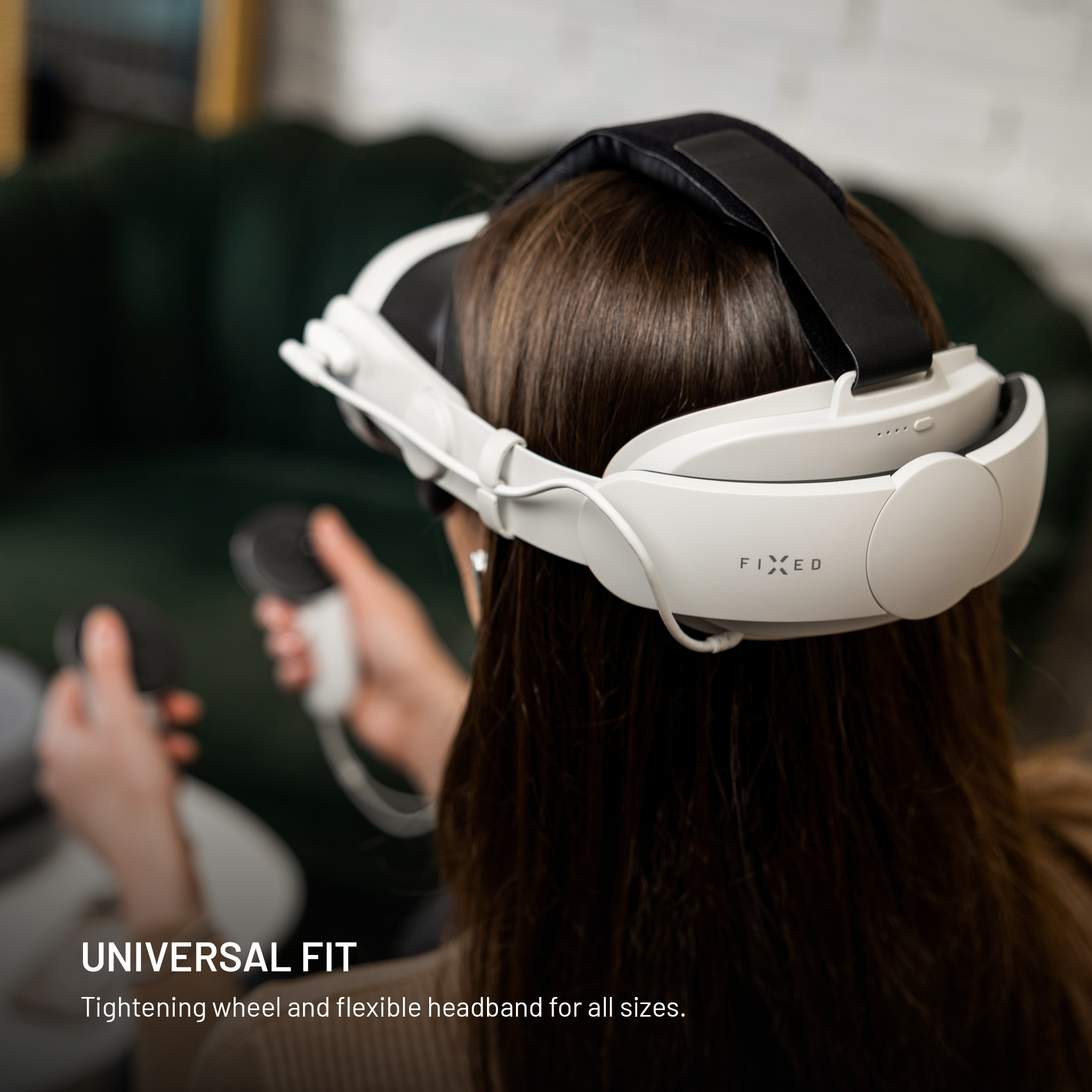 Eine Person trägt ein weißes Fixed VR-Headset von hinten und hält Controller in einem Raum.