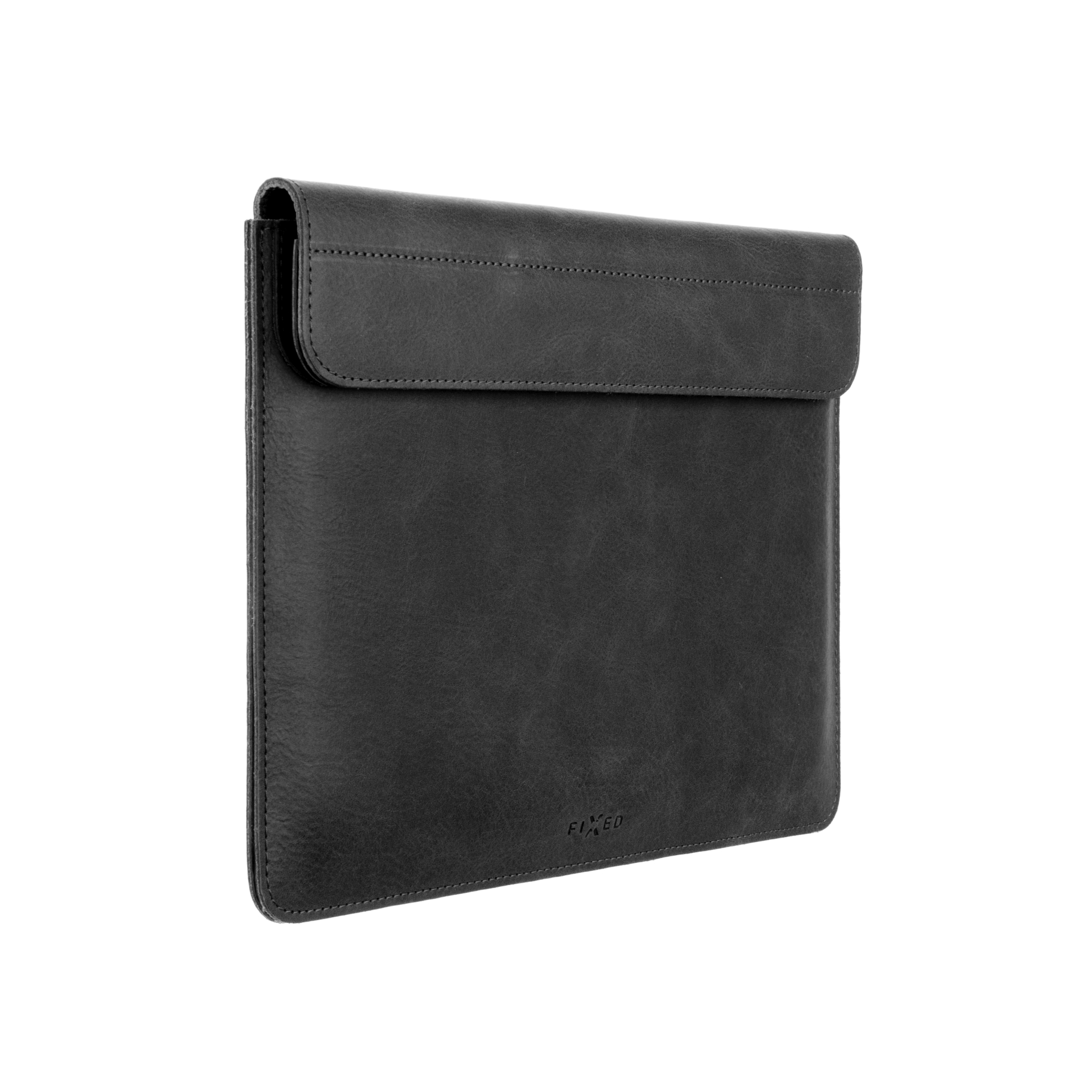 Eine geschlossene schwarze Leder-Laptoptasche mit Lasche und geprägtem FIXED-Logo auf weißem Hintergrund.