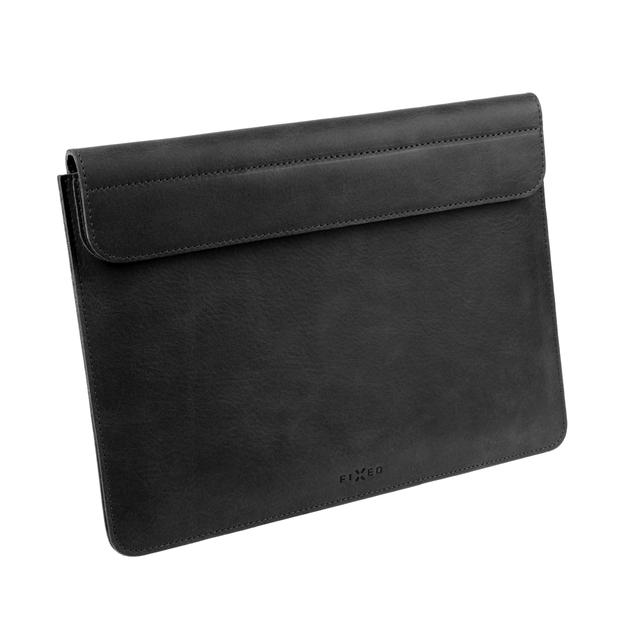 Eine geschlossene schwarze Laptoptasche aus Leder mit einer gefalteten Klappe und dem eingeprägten Logo FIXED.