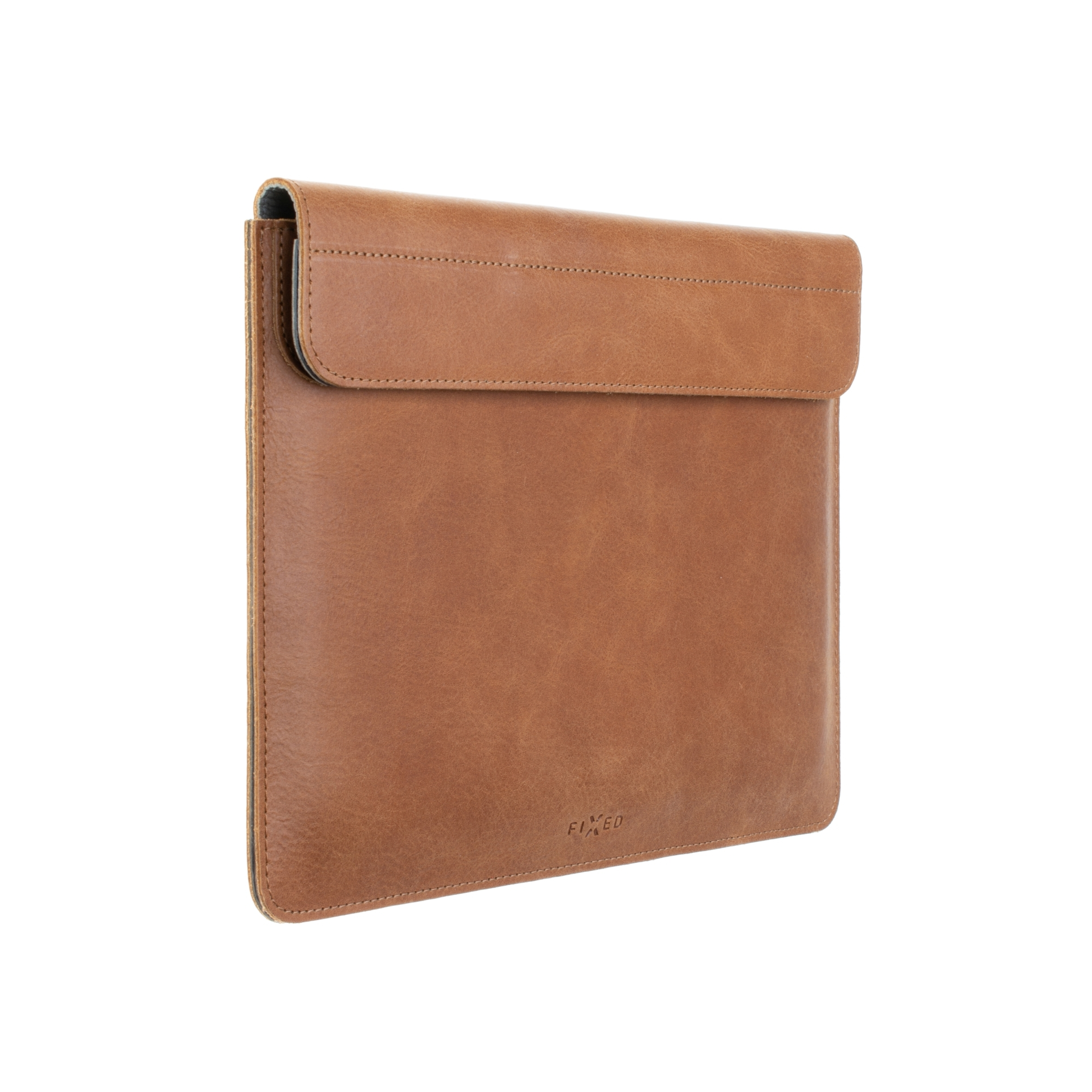 Eine braune Leder-Laptoptasche mit Lasche auf weißem Hintergrund.