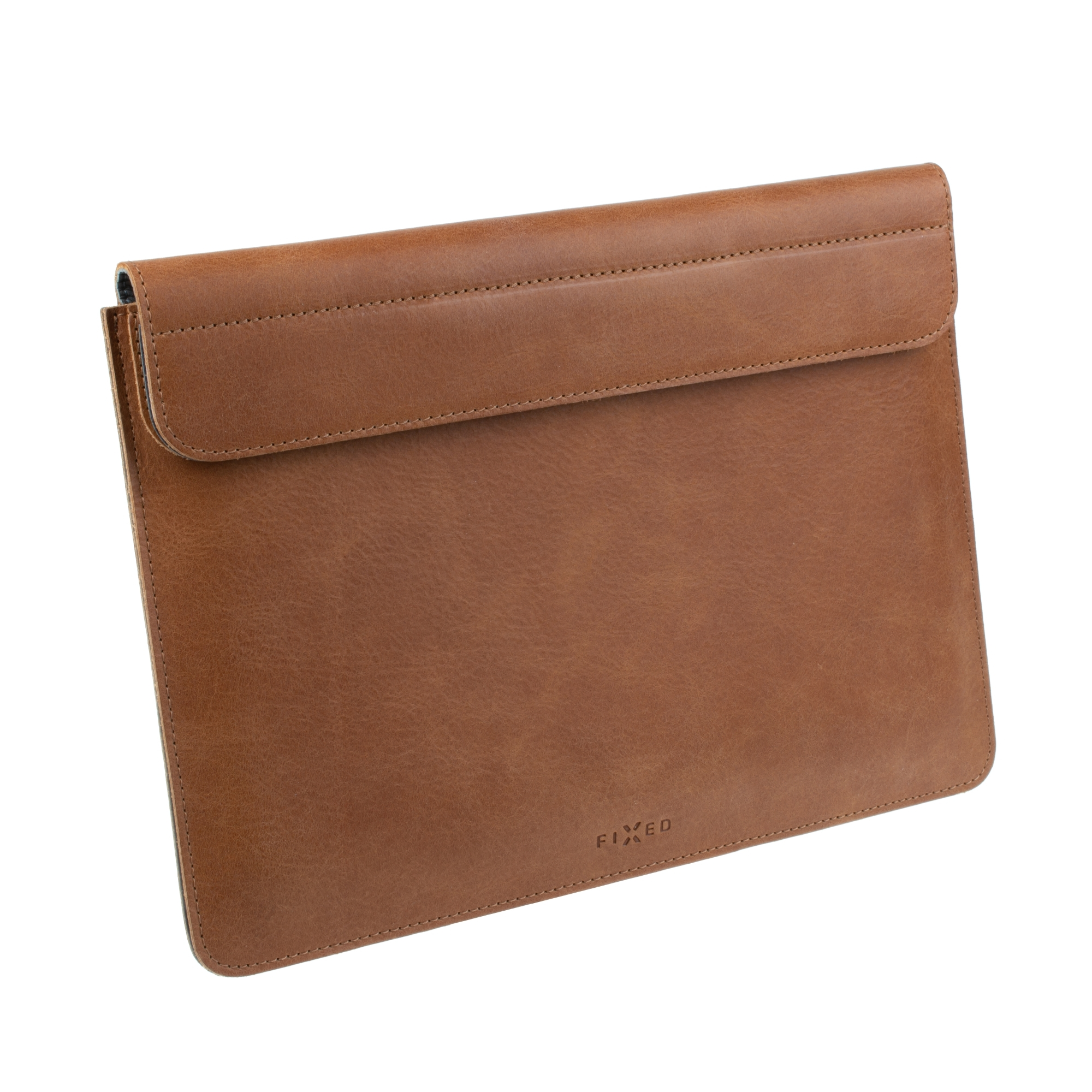 Braune Lederlaptoptasche mit geschlossener Klappe und dem Markennamen FIXED unten.
