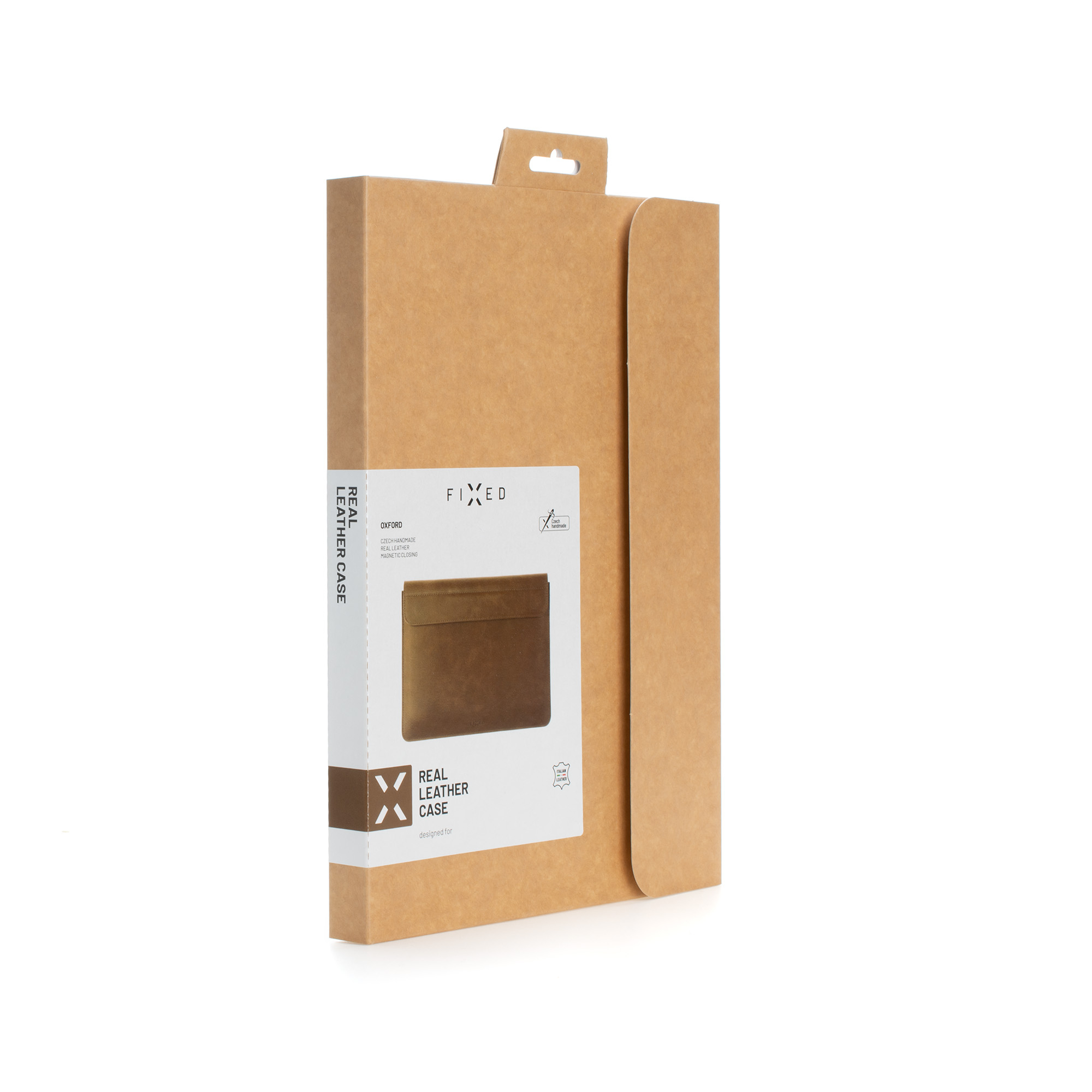 Braune Pappschachtel mit einem Produktetikett für eine Ledertasche vor weißem Hintergrund.
