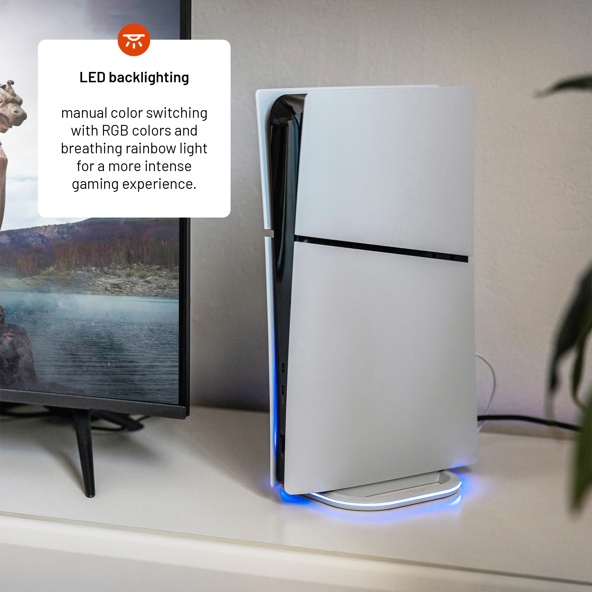 Eine PlayStation 5 Konsole mit LED-Hintergrundbeleuchtung steht auf einer weißen Oberfläche neben einem Fernseher.