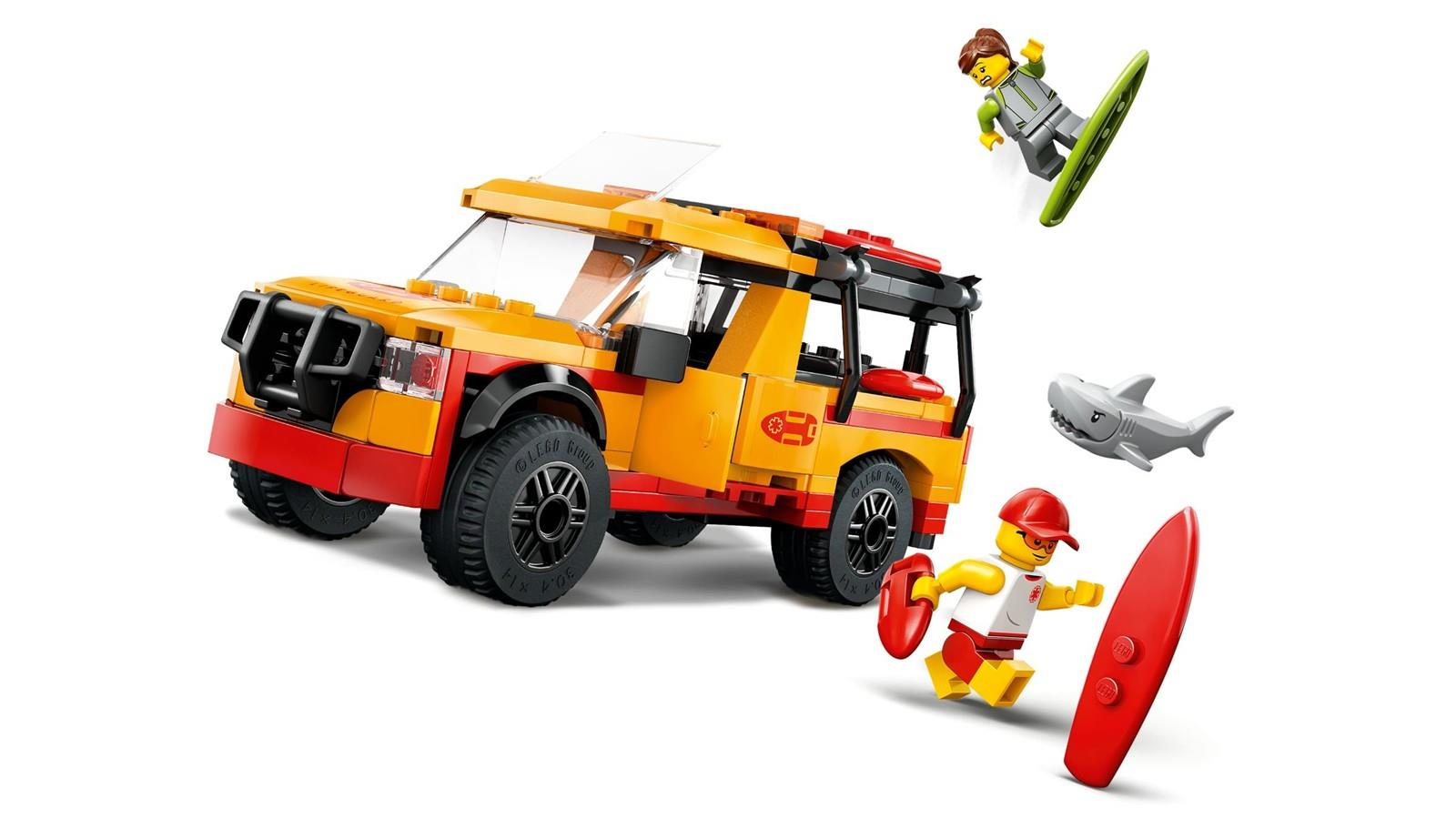 Lego-Strandrettungsset mit gelbem Geländewagen, zwei Minifiguren, Surfbrettern und einem Hai.