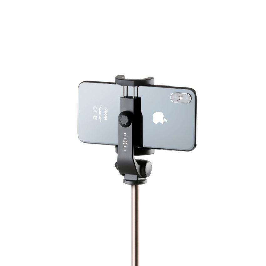 Ein silbernes iPhone in einem schwarzen Halter auf einem Selfie-Stick vor weißem Hintergrund.