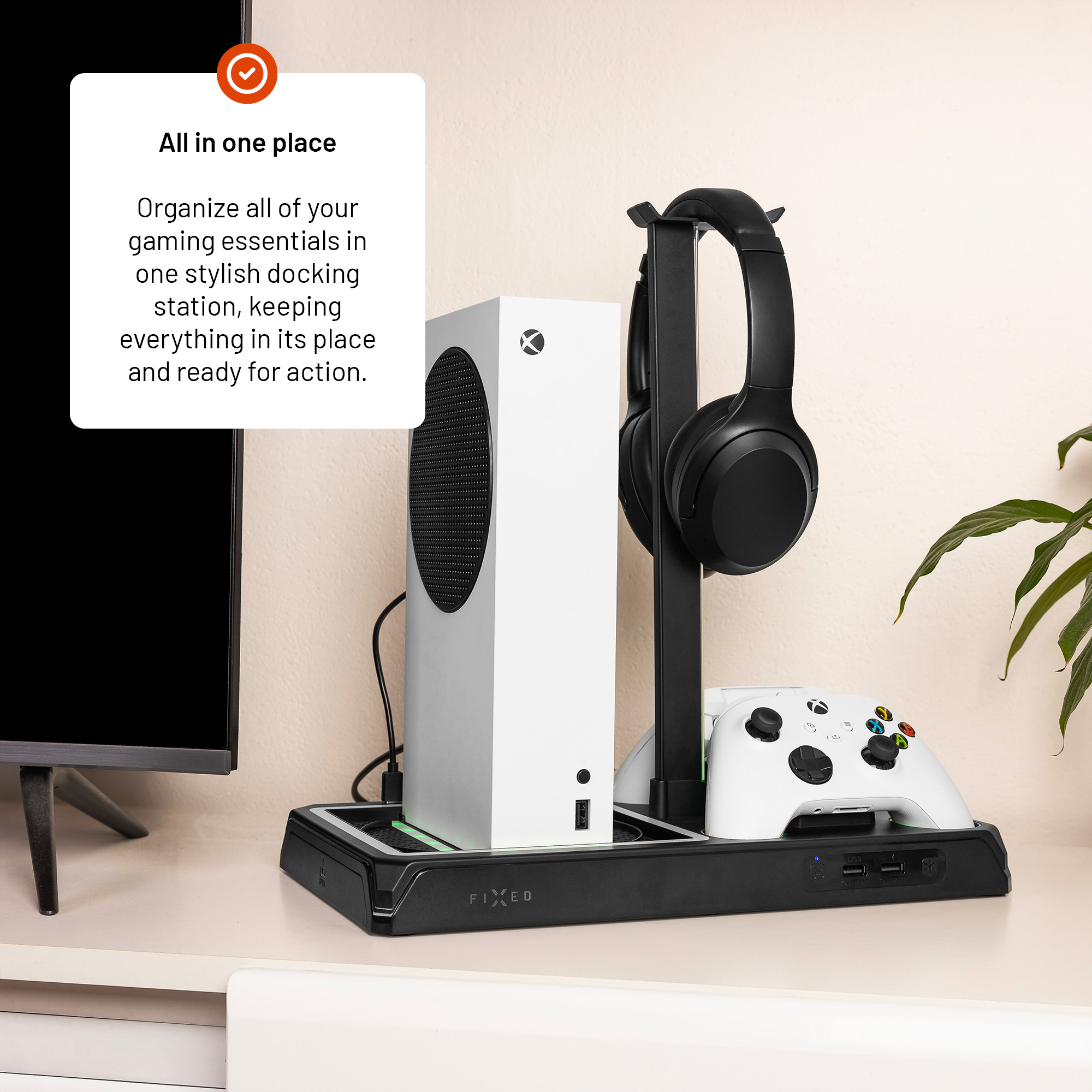 Xbox Series S Dockingstation mit Konsole, Controller, Kopfhörern auf einem Tisch.