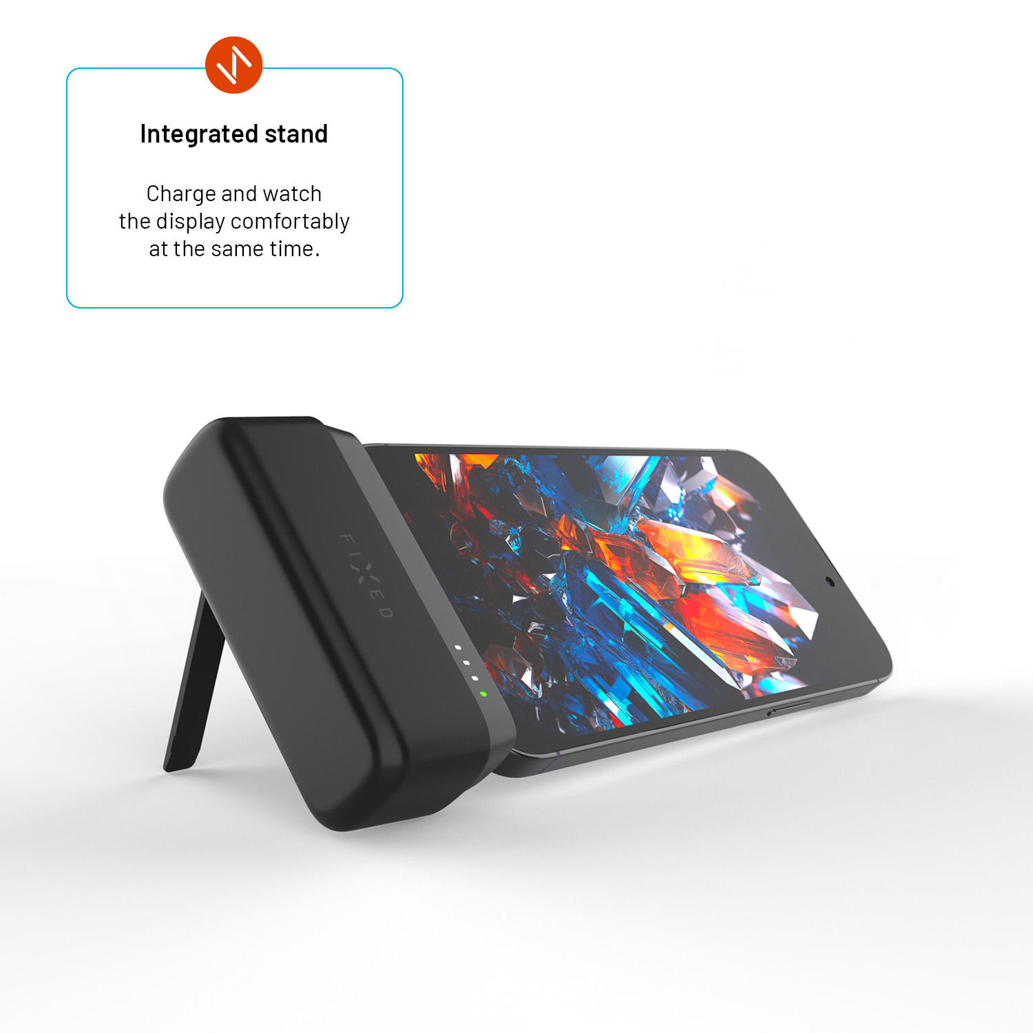 Uno smartphone nero su un tavolo, collegato a una power bank con supporto integrato e indicatore LED.