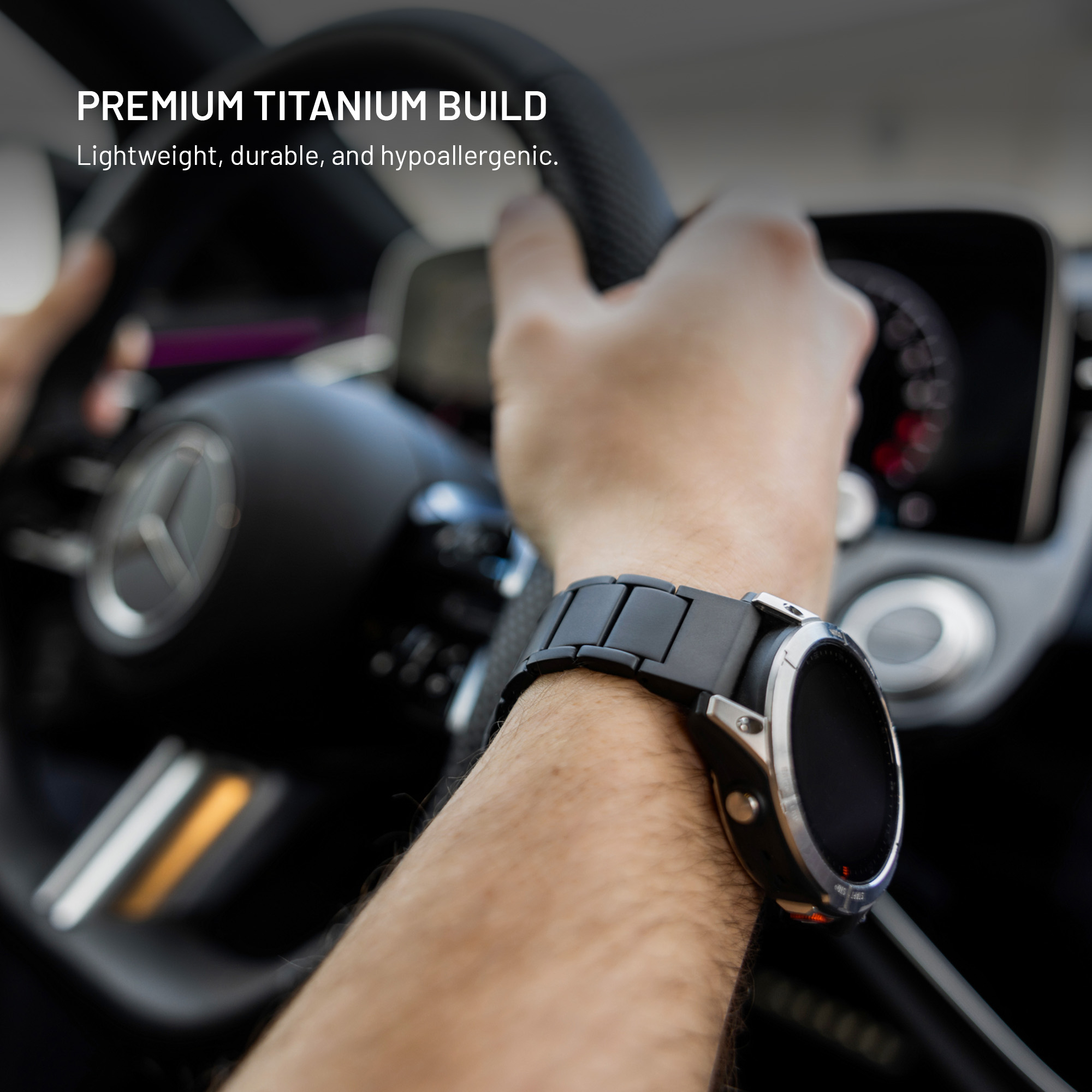 Handgelenk mit schwarzer Titan-Smartwatch am Lenkrad in einem Auto.