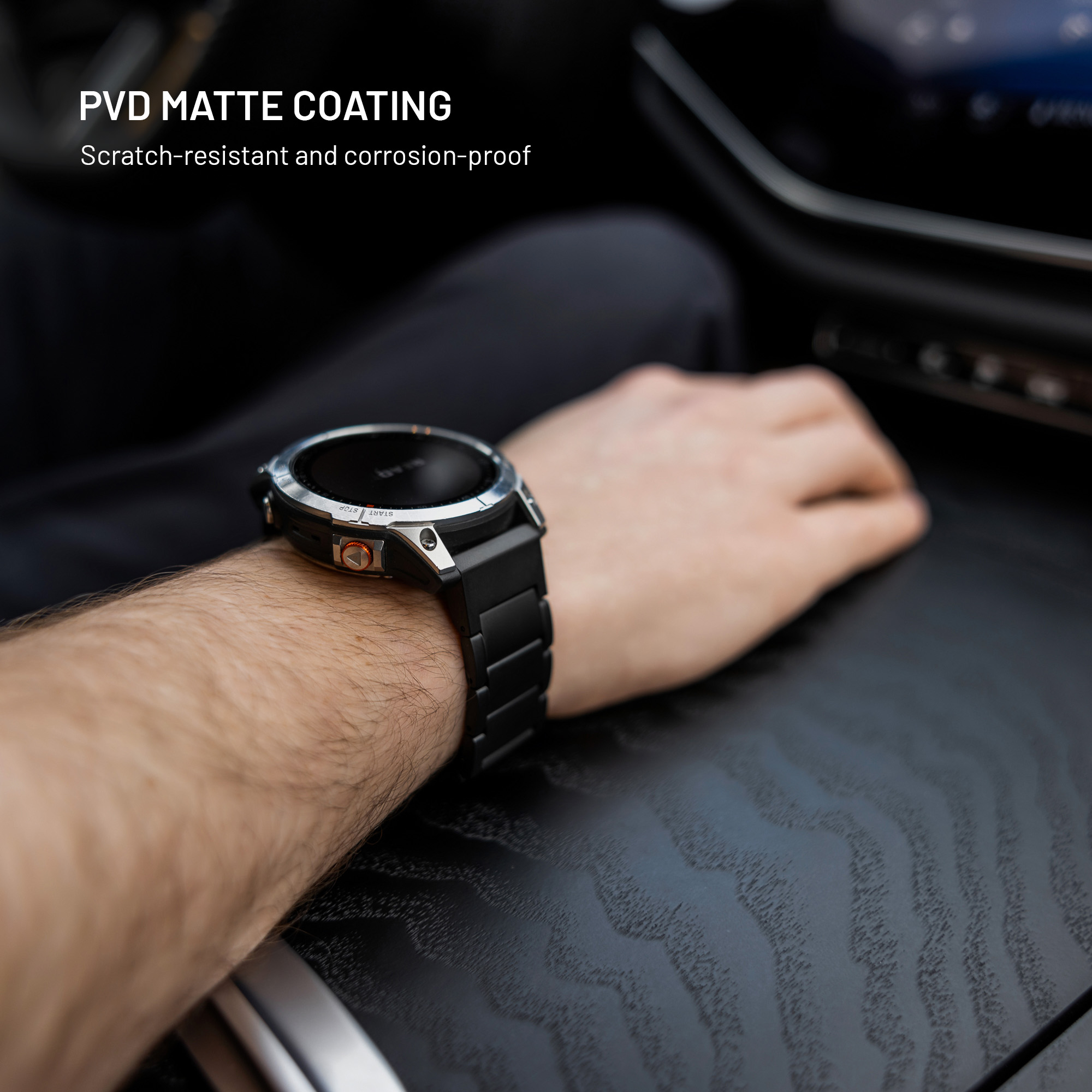 Eine Smartwatch mit PVD-Matte-Beschichtung am Handgelenk einer Person in einem Auto.
