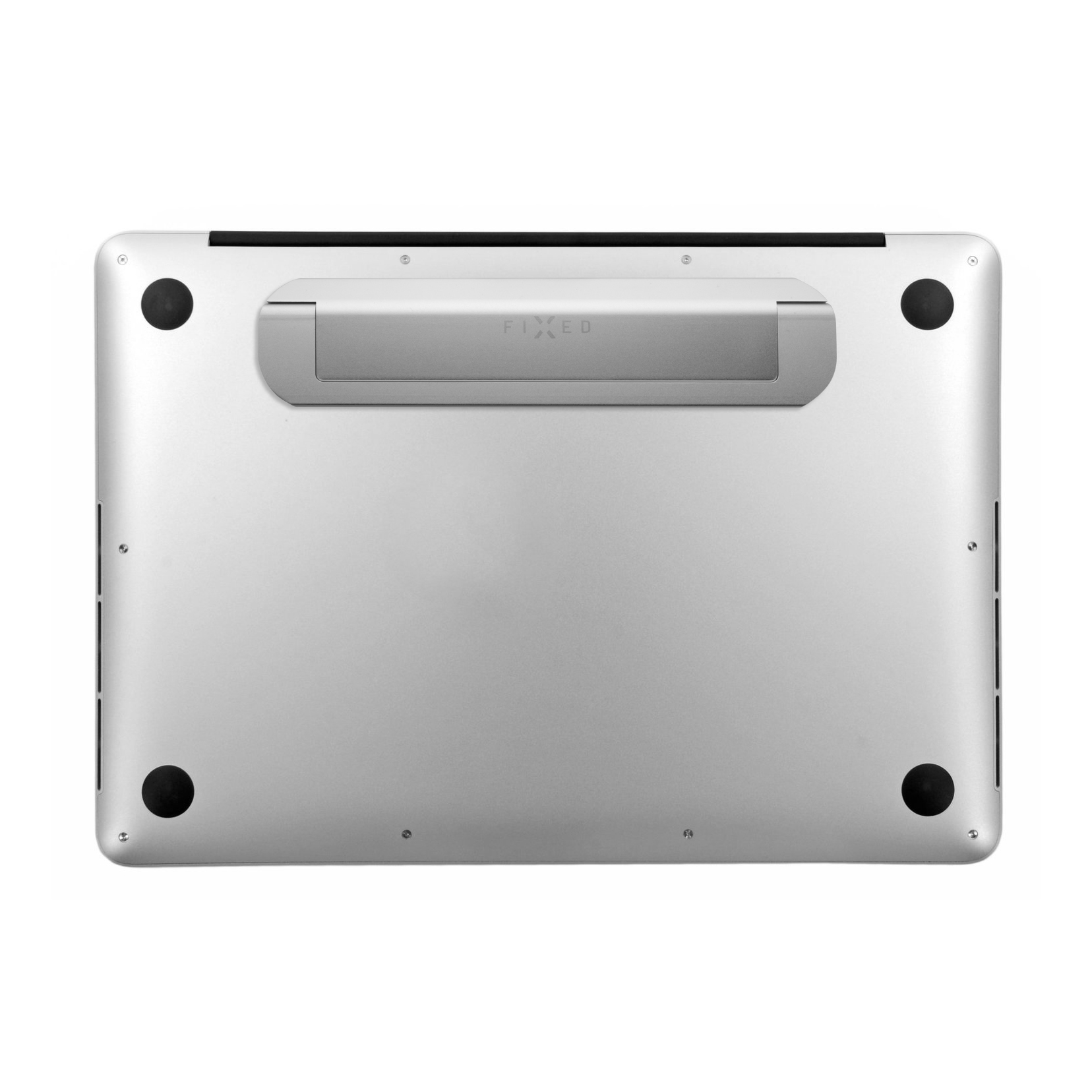 Unterseite eines silbernen Laptops mit vier schwarzen Füßen und einem angeschraubten Aufsteller mit Aufschrift.