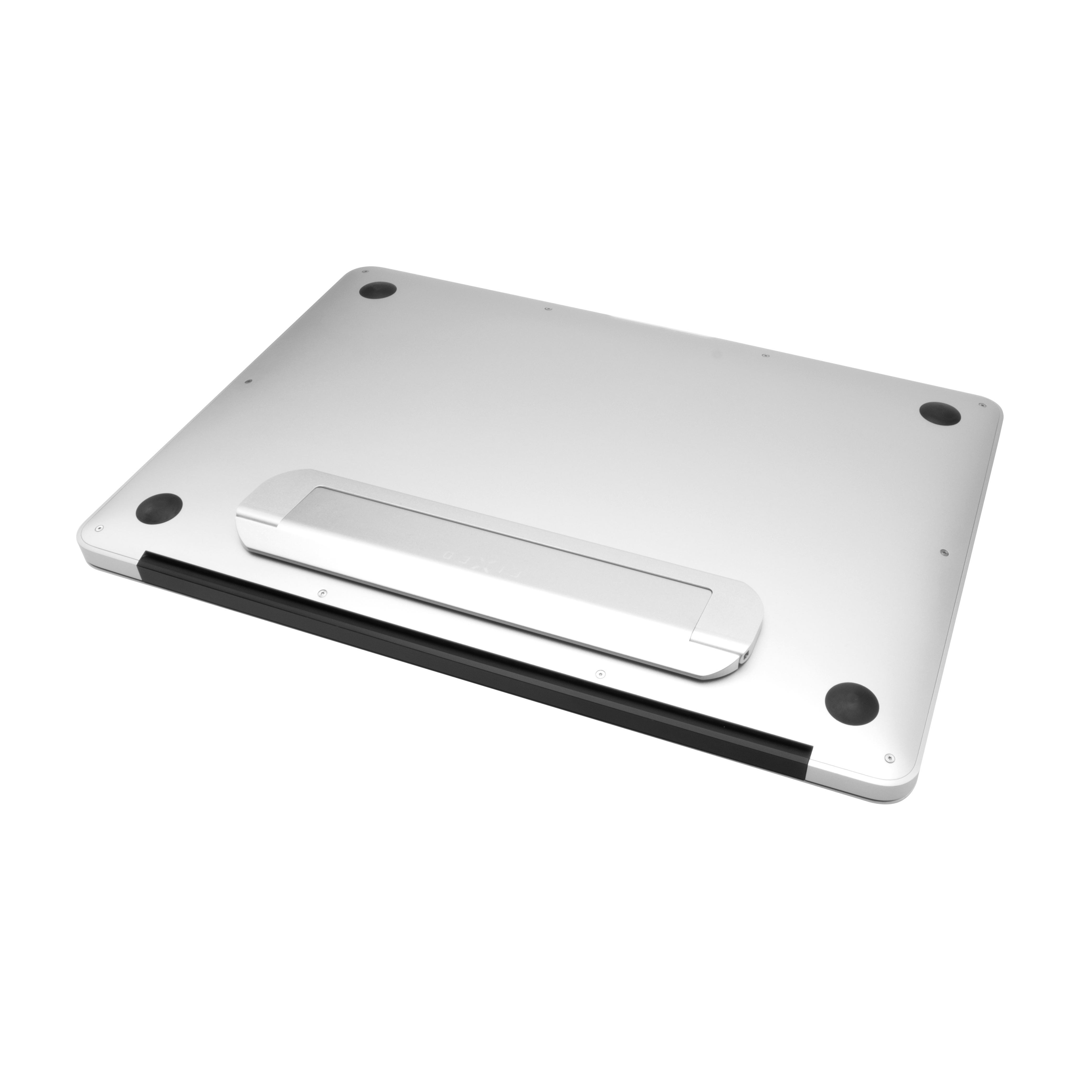 Unterseite eines silbernen Laptops mit vier schwarzen Gummifüßen und einem länglichen Aufsteller auf weißem Grund.
