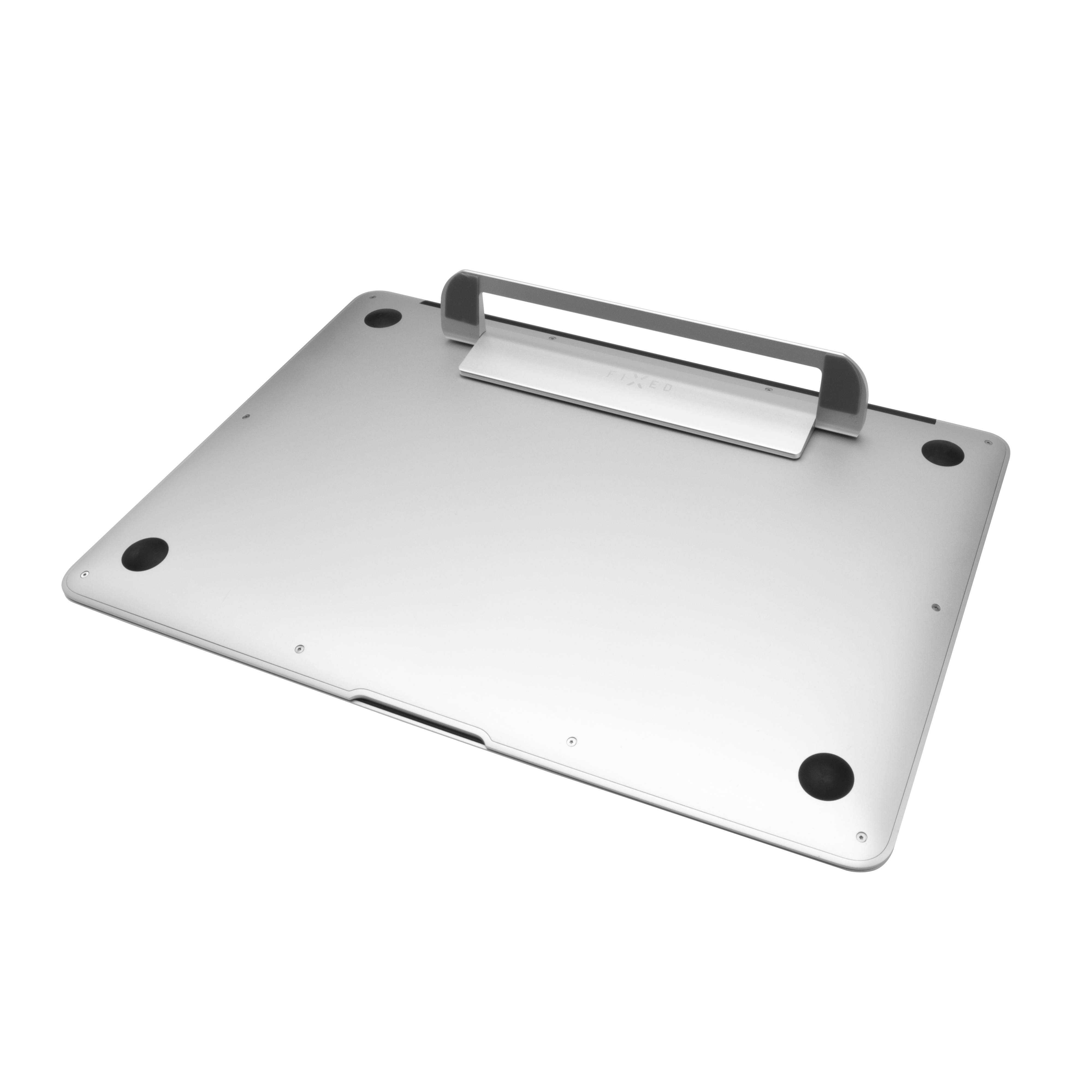 Unterseite eines silbernen Laptops mit vier schwarzen Gummifüßen und einem Metallständer.