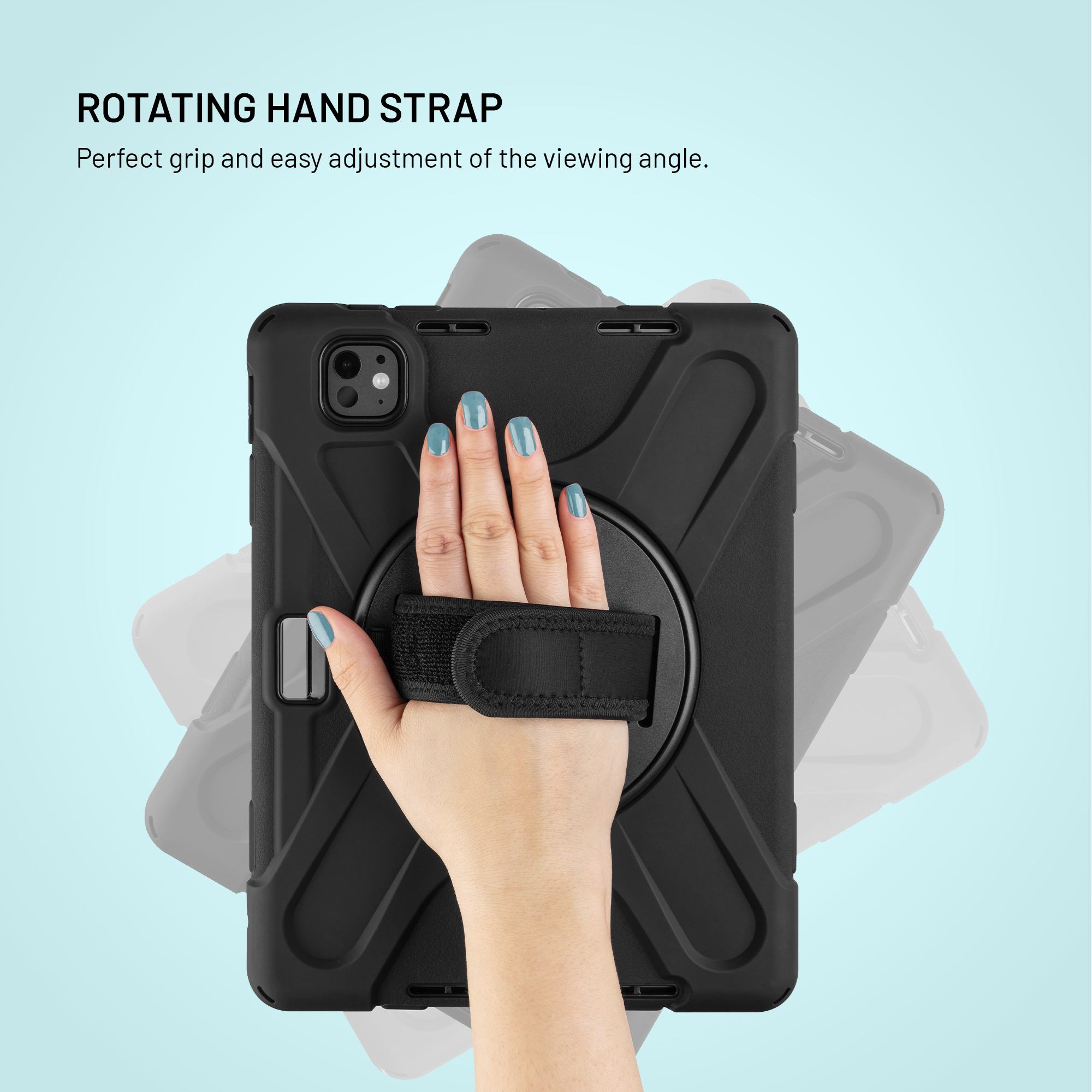 Eine Hand hält eine schwarze Tablet-Hülle mit drehbarer Handschlaufe vor hellblauem Hintergrund.