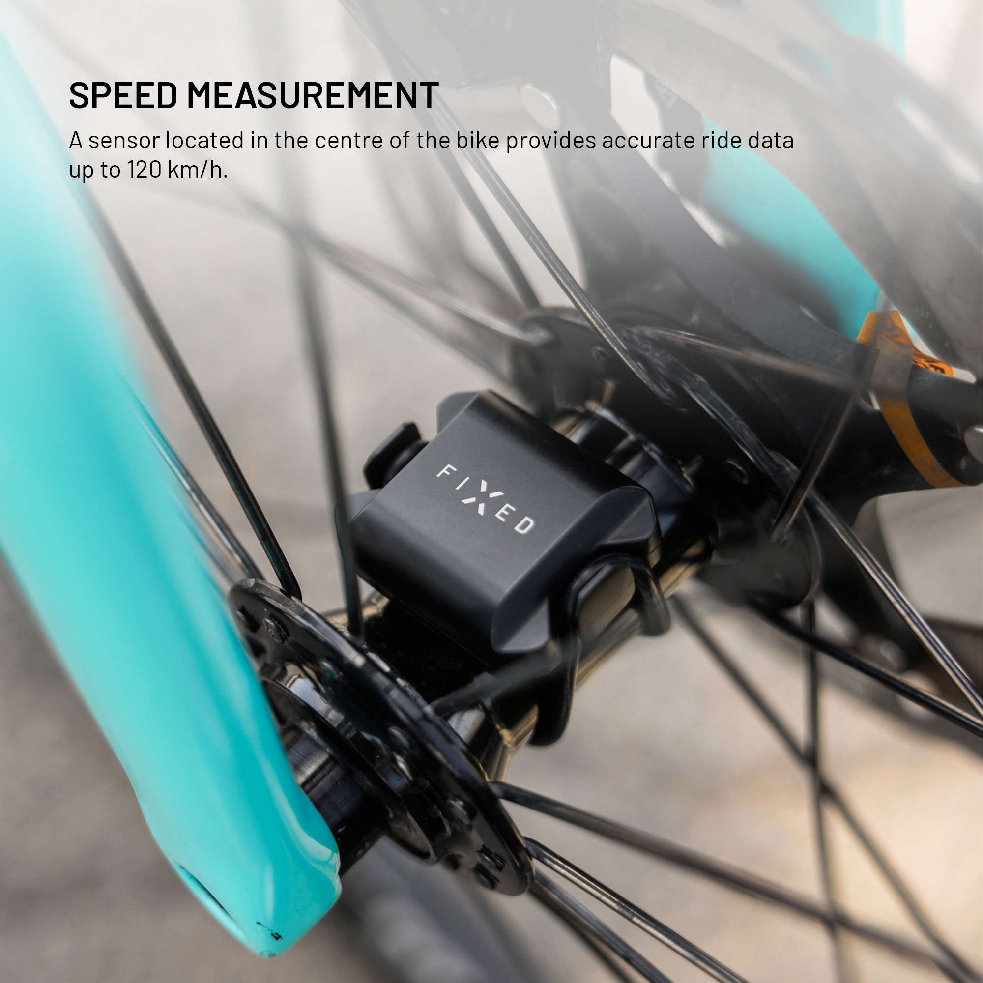 Ein schwarzer Fixed-Sensor ist an der Fahrradnabenmitte montiert, um die Geschwindigkeit bis zu 120 km/h zu messen.