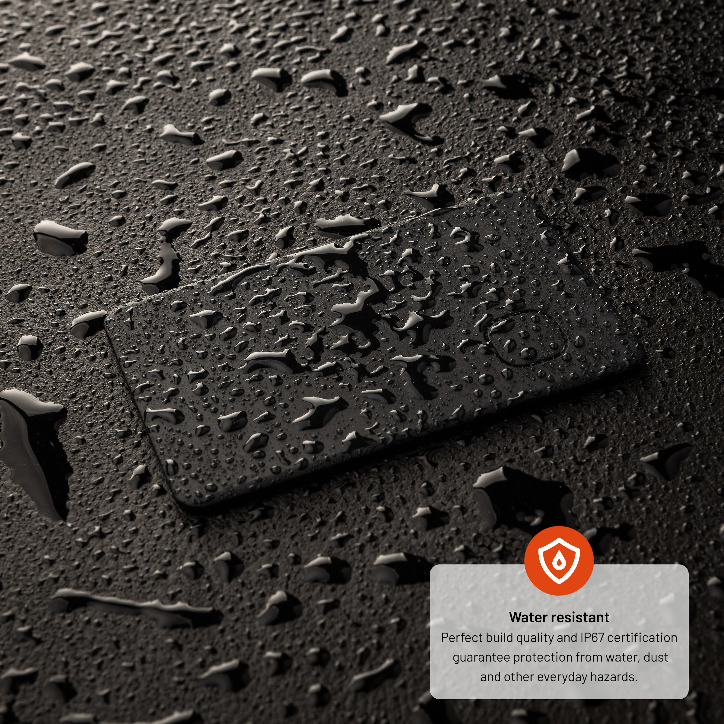 Wassertropfen bedecken eine schwarze Oberfläche und ein Objekt, mit einem orangen Schildsymbol in der Ecke.