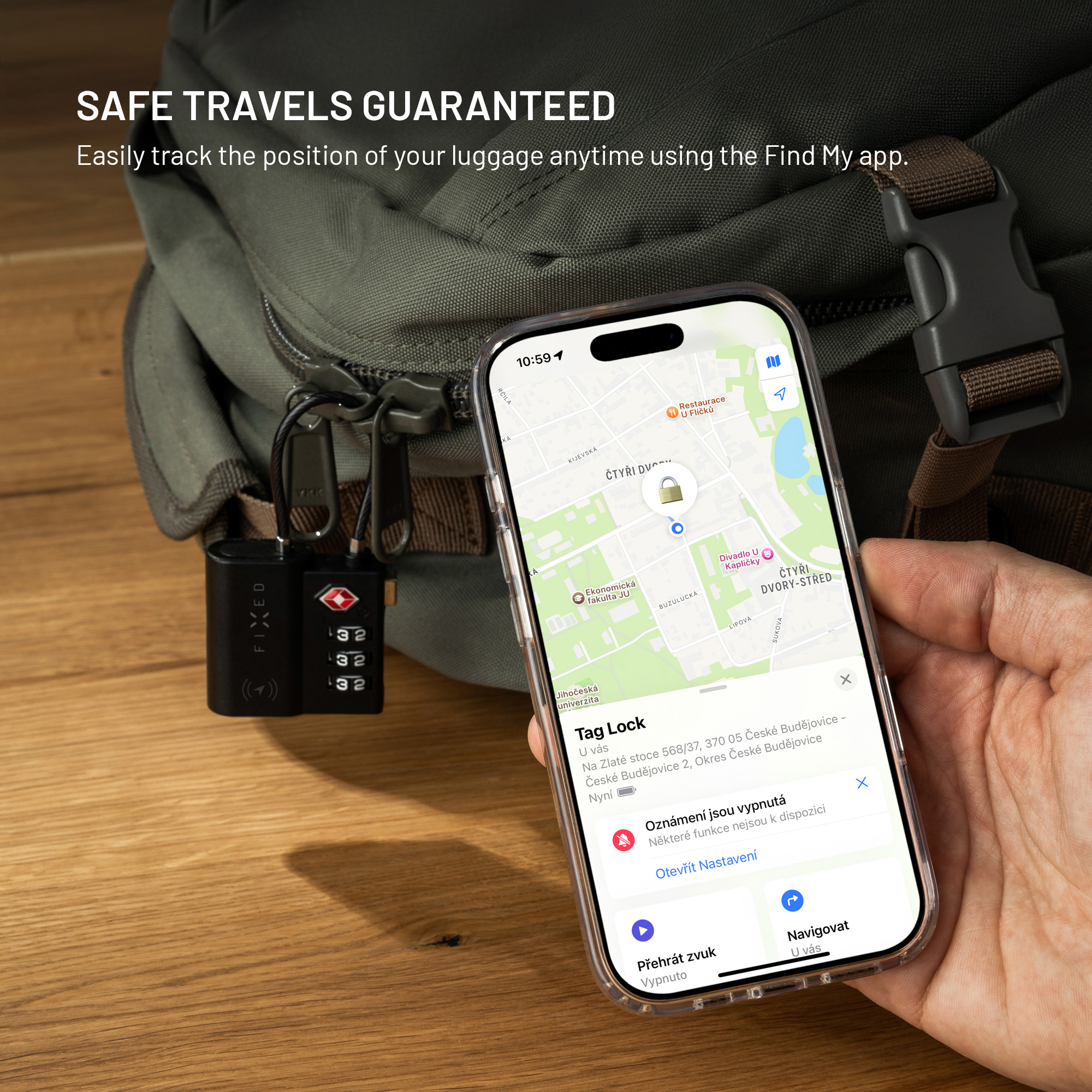 Smartphone mit einer Karten-App vor einer grünen Tasche und einem schwarzen Vorhängeschloss.